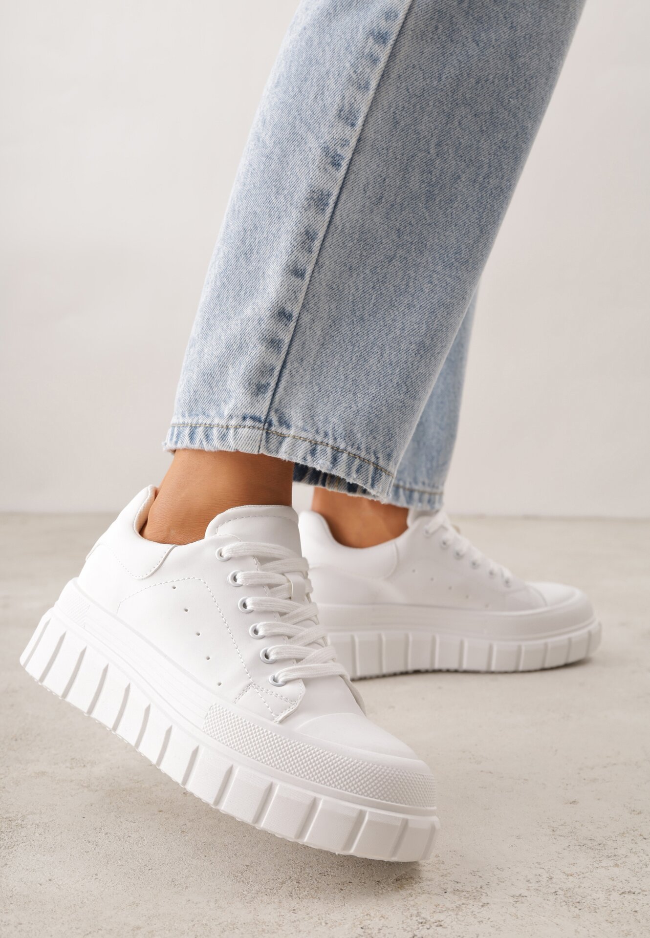 Białe Sneakersy VICES na Grubej Tłoczonej Podeszwie z Perforacją Diomerine