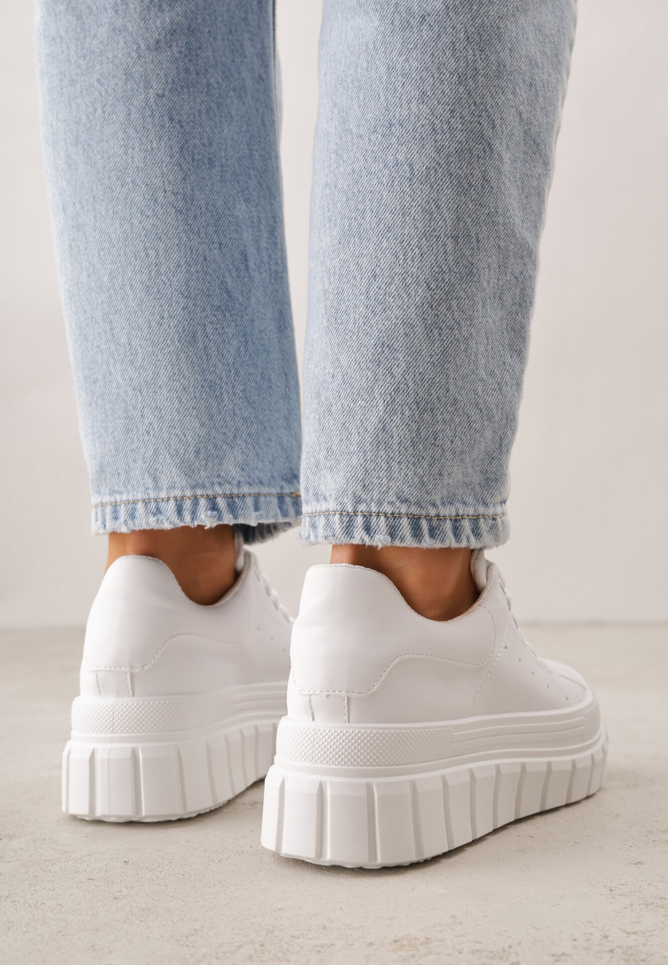 Białe Sneakersy VICES na Grubej Tłoczonej Podeszwie z Perforacją Diomerine