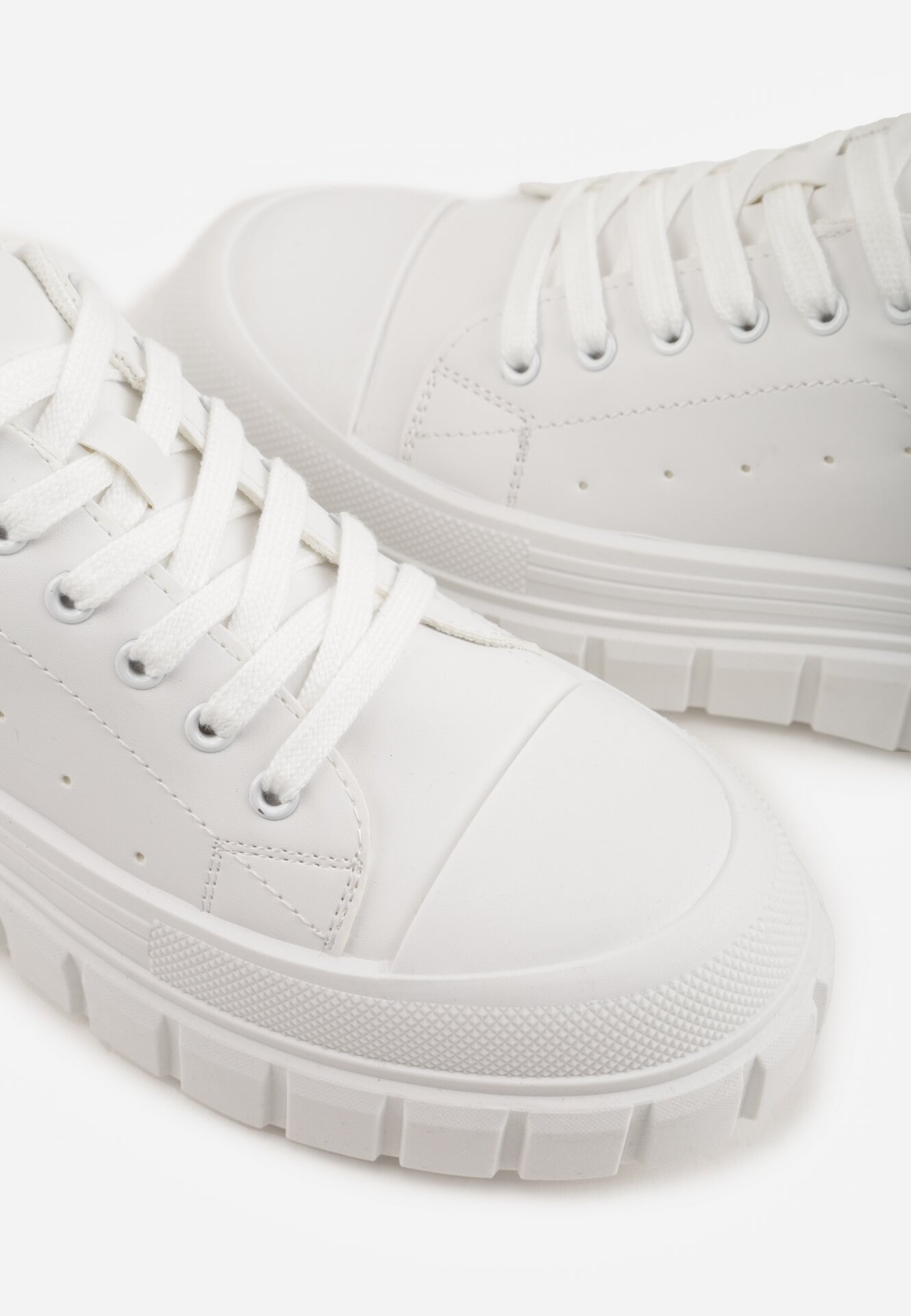 Białe Sneakersy VICES na Grubej Tłoczonej Podeszwie z Perforacją Diomerine