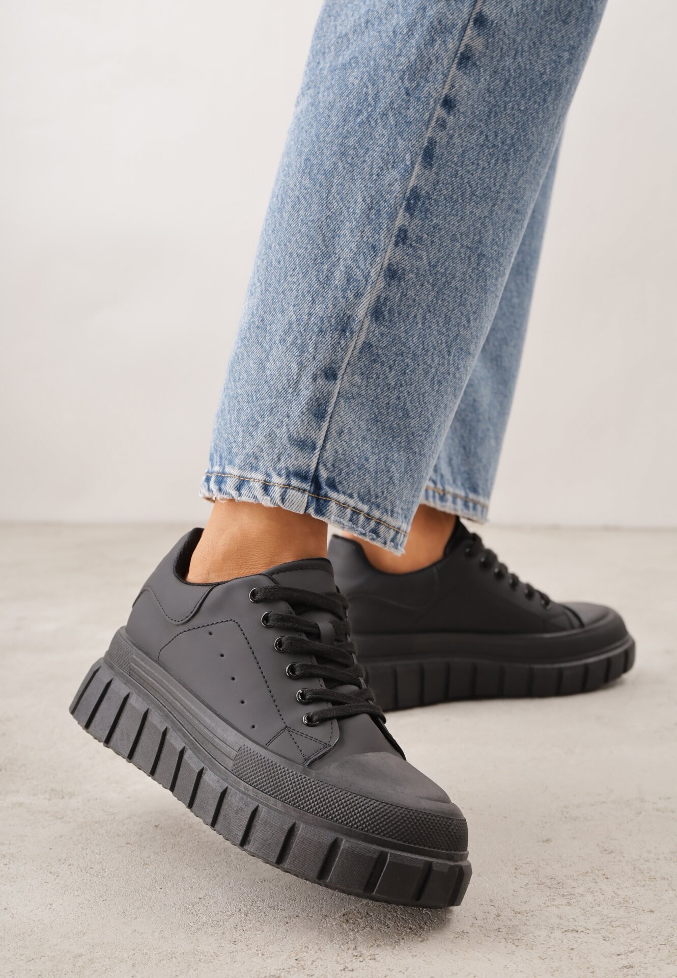 Czarne Sneakersy VICES na Grubej Tłoczonej Podeszwie z Perforacją Diomerine