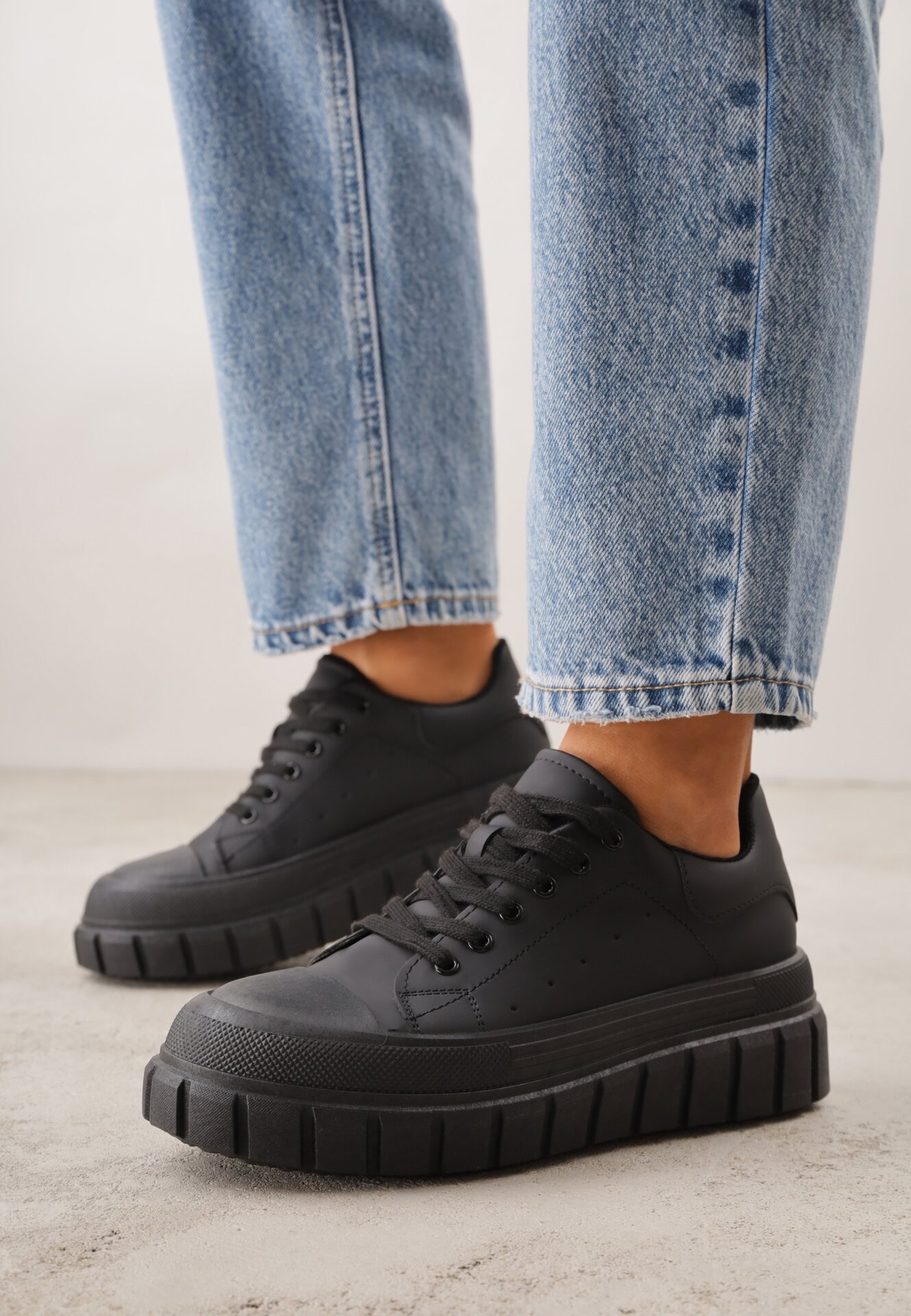 Czarne Sneakersy VICES na Grubej Tłoczonej Podeszwie z Perforacją Diomerine