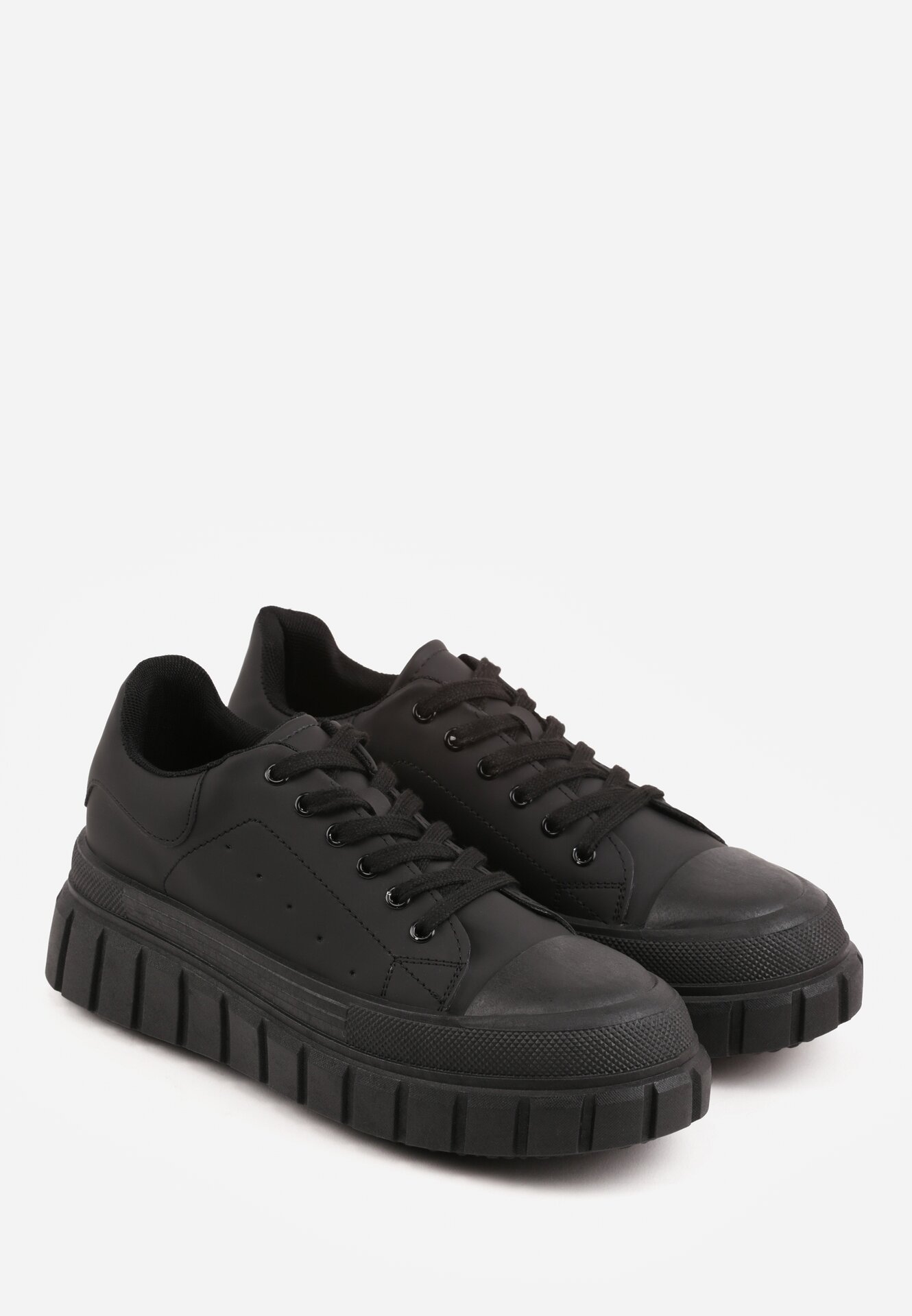 Czarne Sneakersy VICES na Grubej Tłoczonej Podeszwie z Perforacją Diomerine