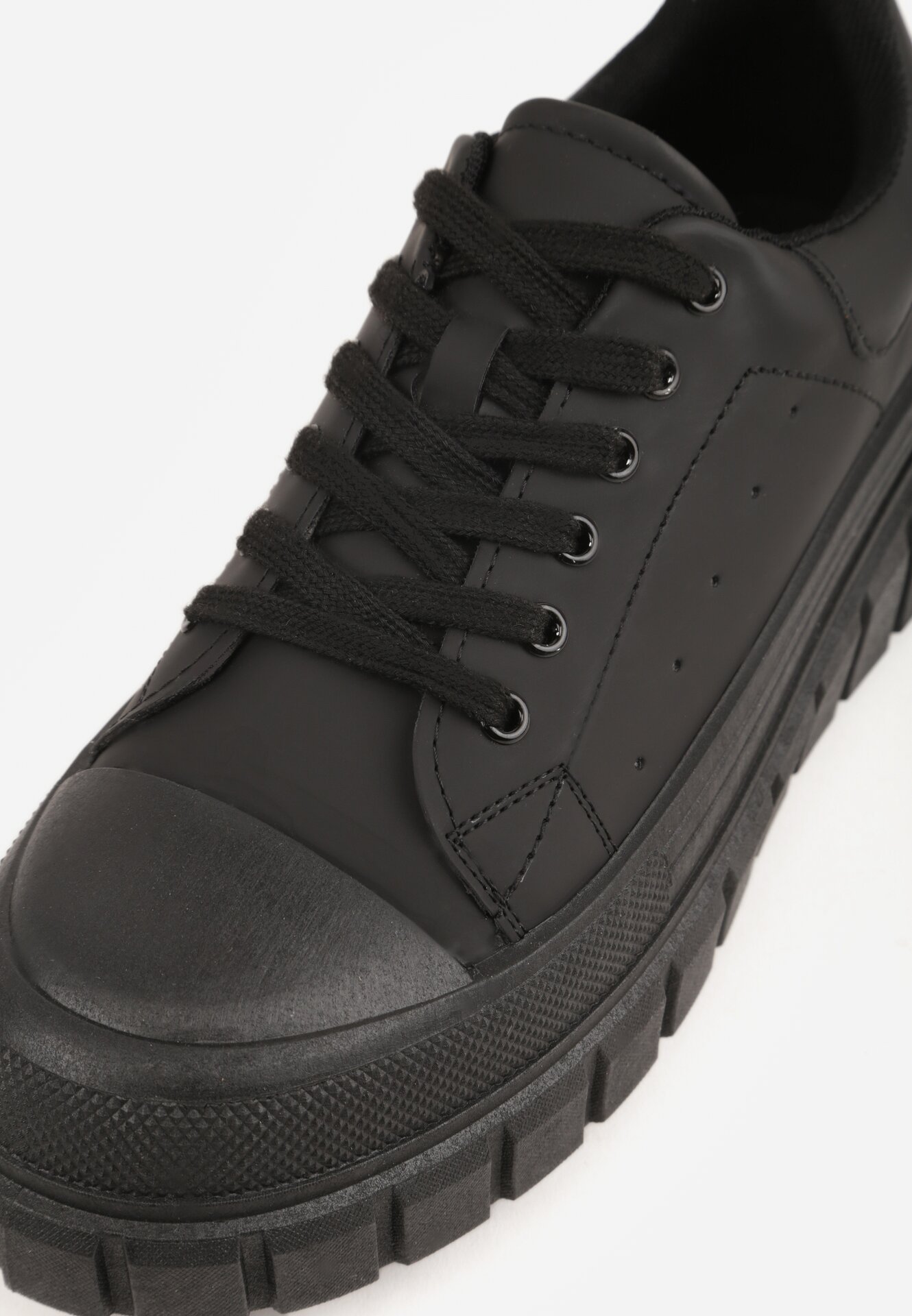 Czarne Sneakersy VICES na Grubej Tłoczonej Podeszwie z Perforacją Diomerine