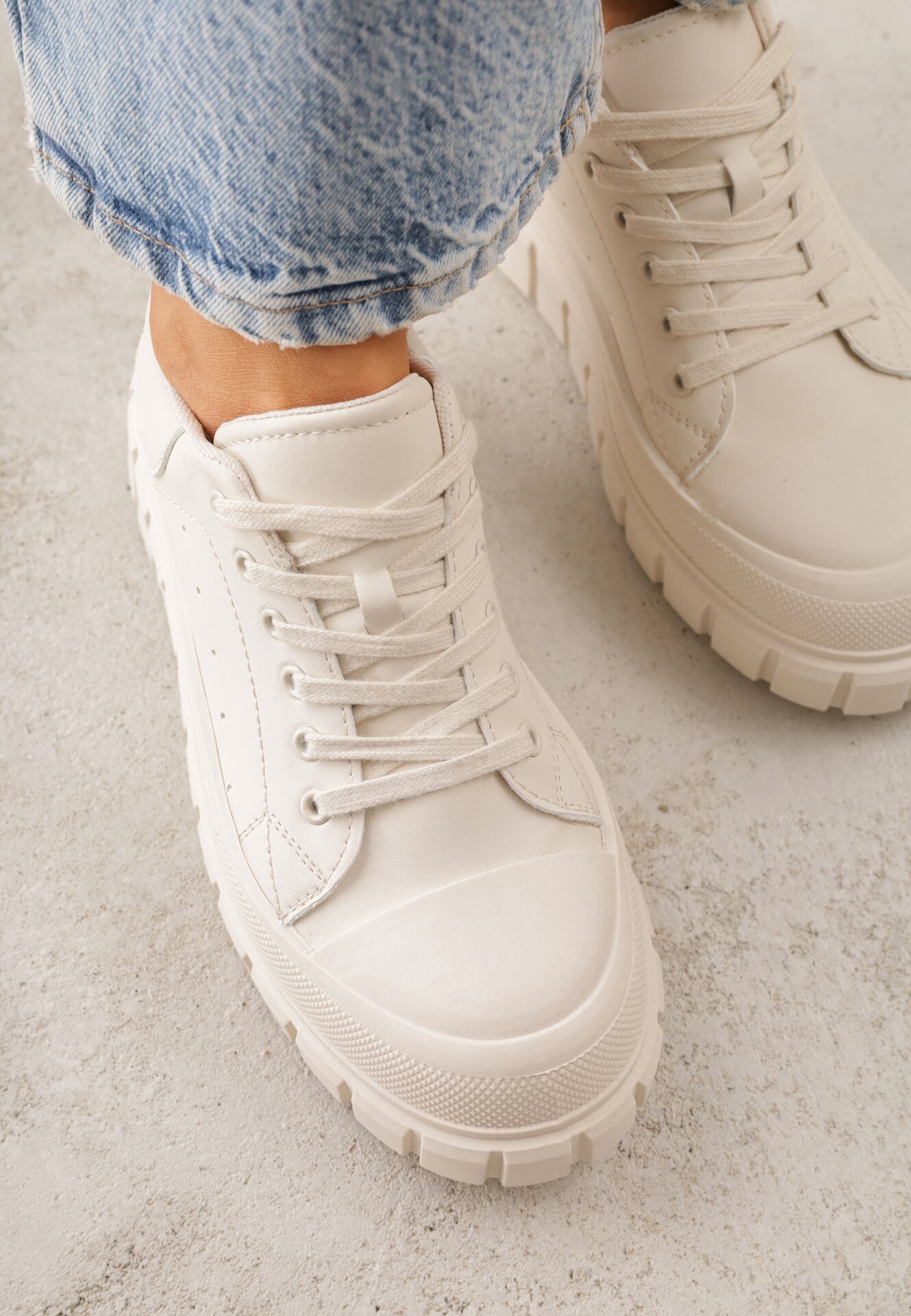 Beżowe Sneakersy VICES na Grubej Tłoczonej Podeszwie z Perforacją Diomerine