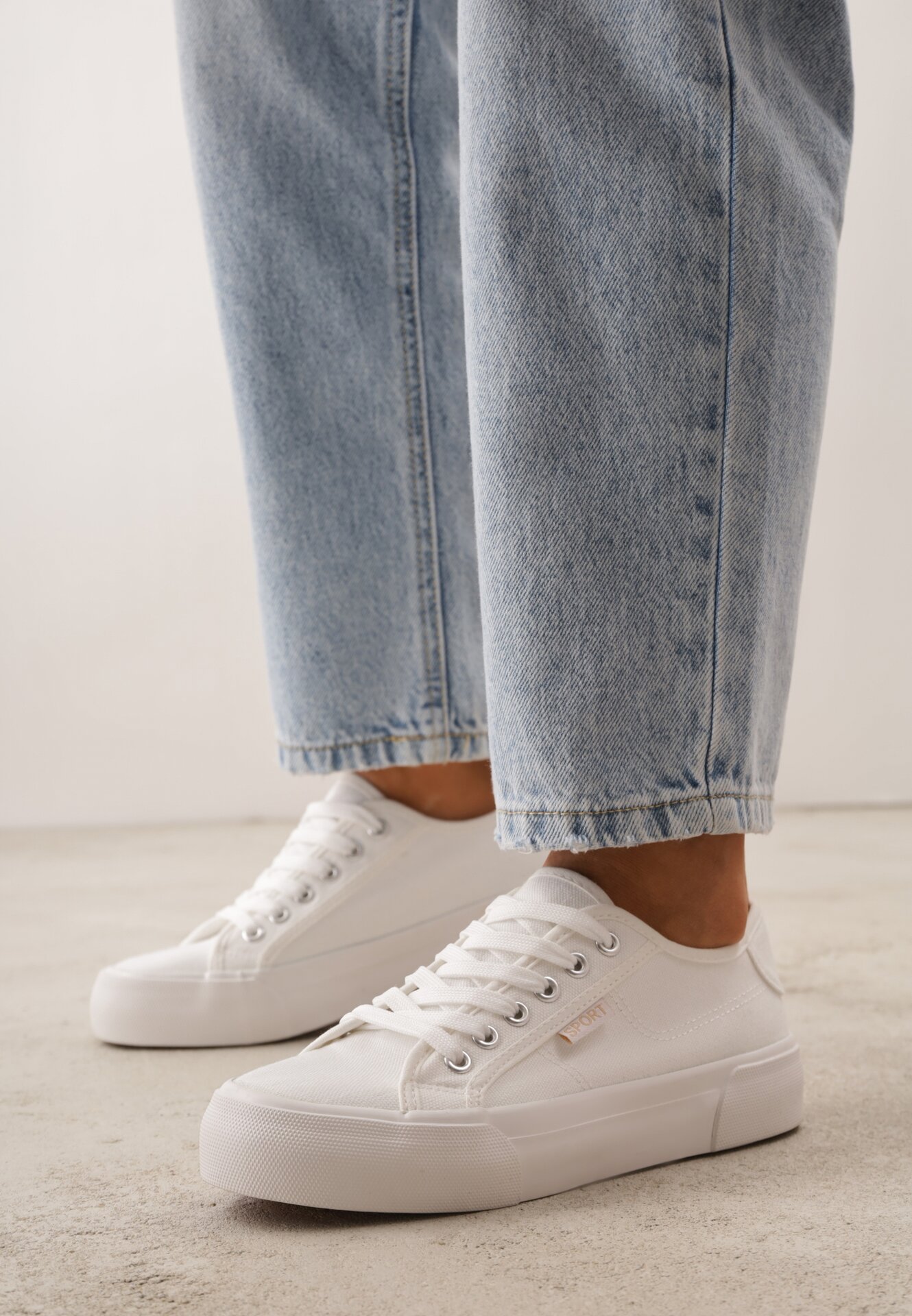 Teniși înalți Albi