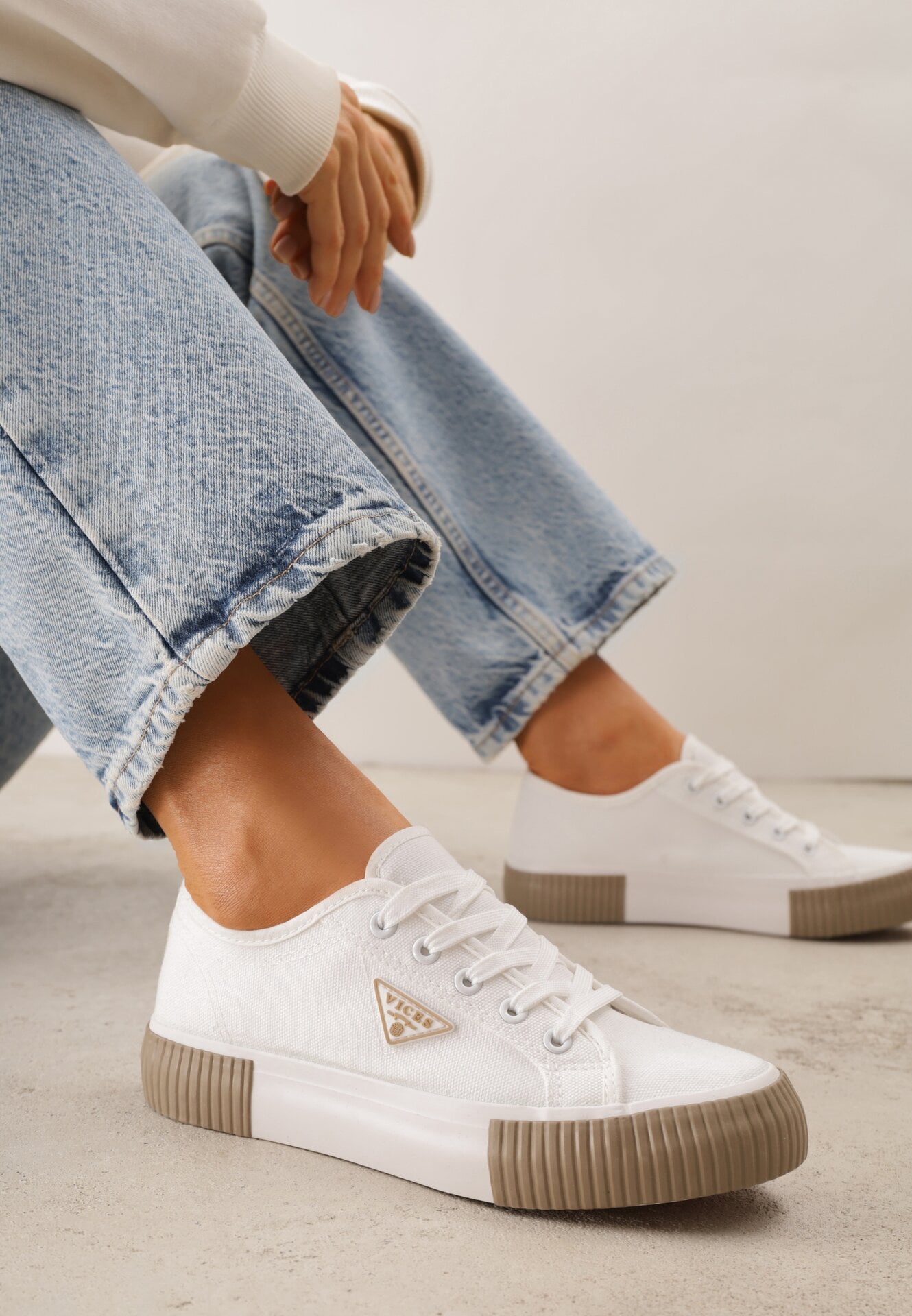 Biało-Beżowe Trampki VICES na Grubej Podeszwie z Tłoczeniami z Trójkątną Aplikacją Bolirea