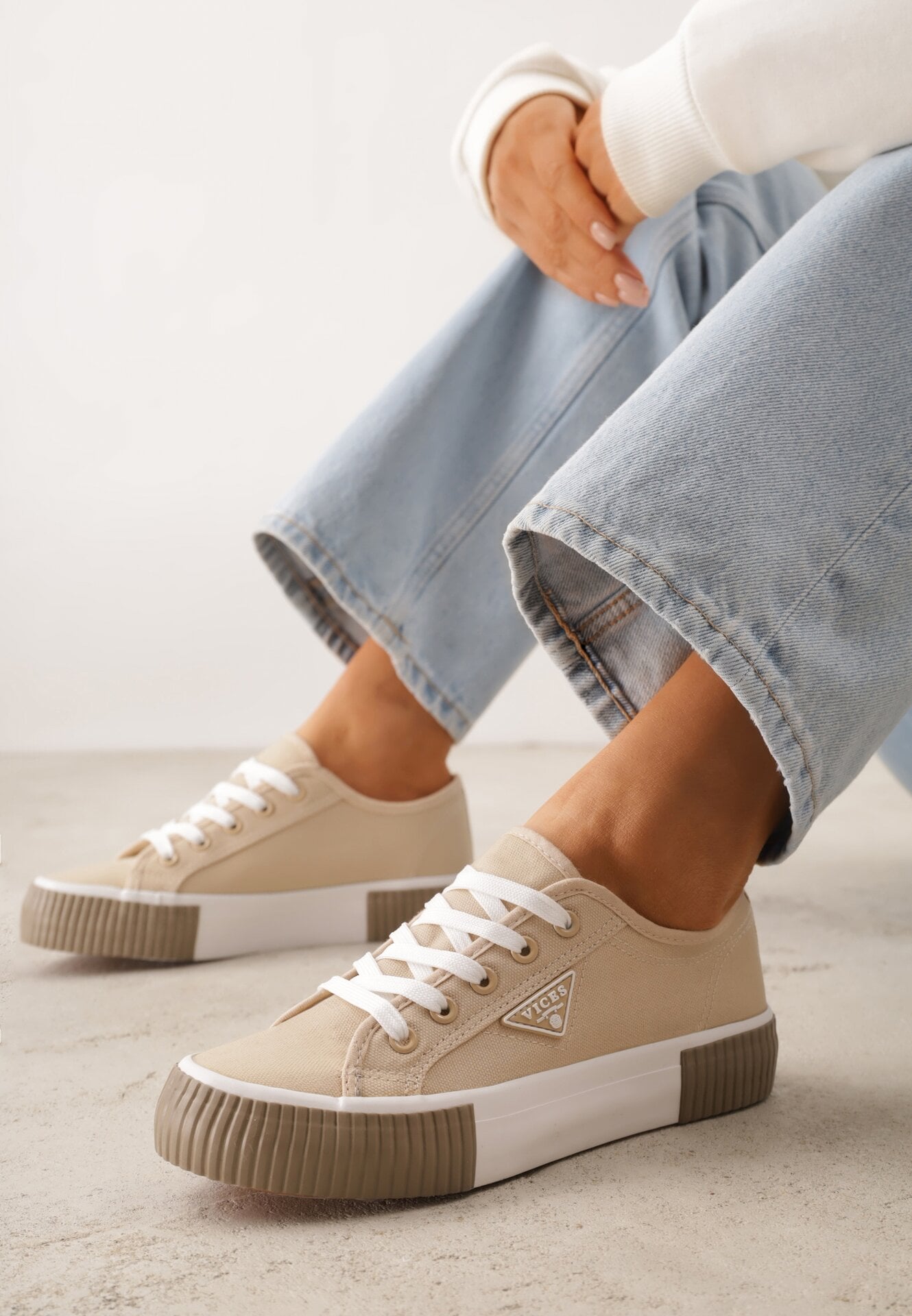 Beżowe Trampki VICES na Grubej Podeszwie z Tłoczeniami z Trójkątną Aplikacją Bolirea