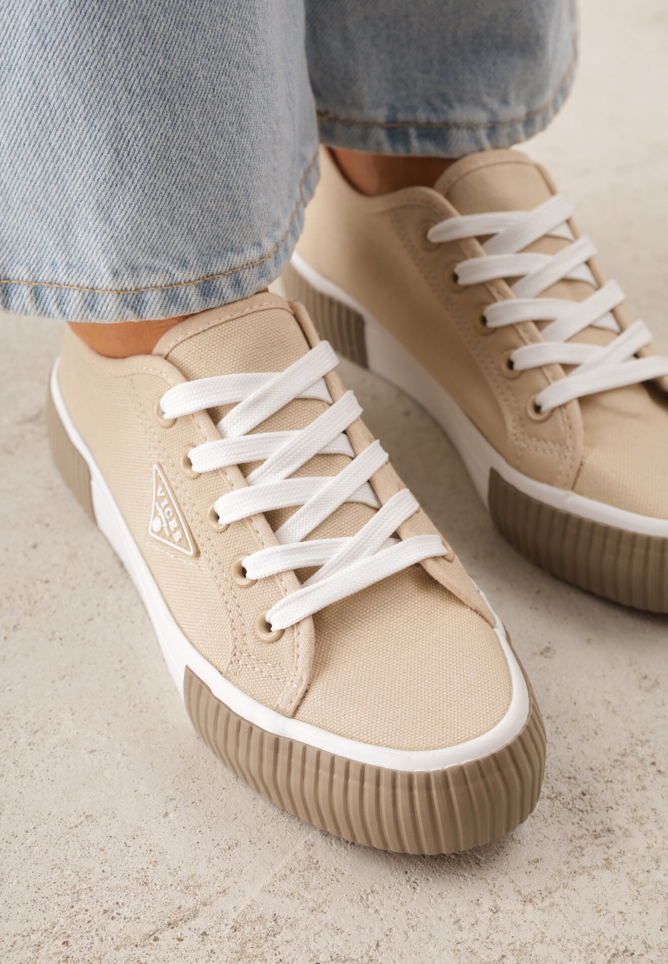 Beżowe Trampki VICES na Grubej Podeszwie z Tłoczeniami z Trójkątną Aplikacją Bolirea