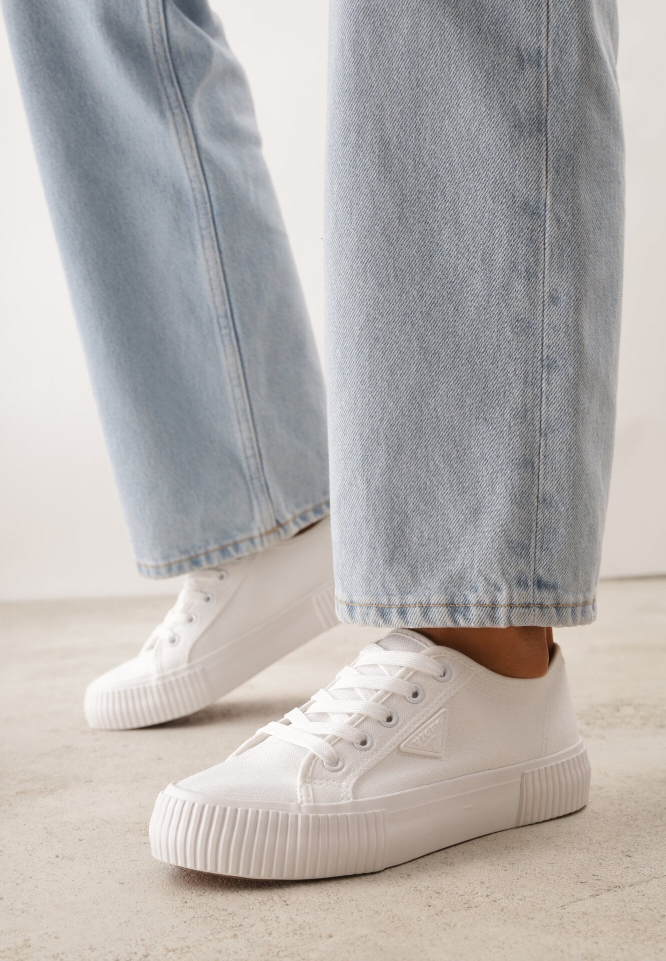 Białe Trampki VICES na Grubej Podeszwie z Tłoczeniami z Trójkątną Aplikacją Bolirea