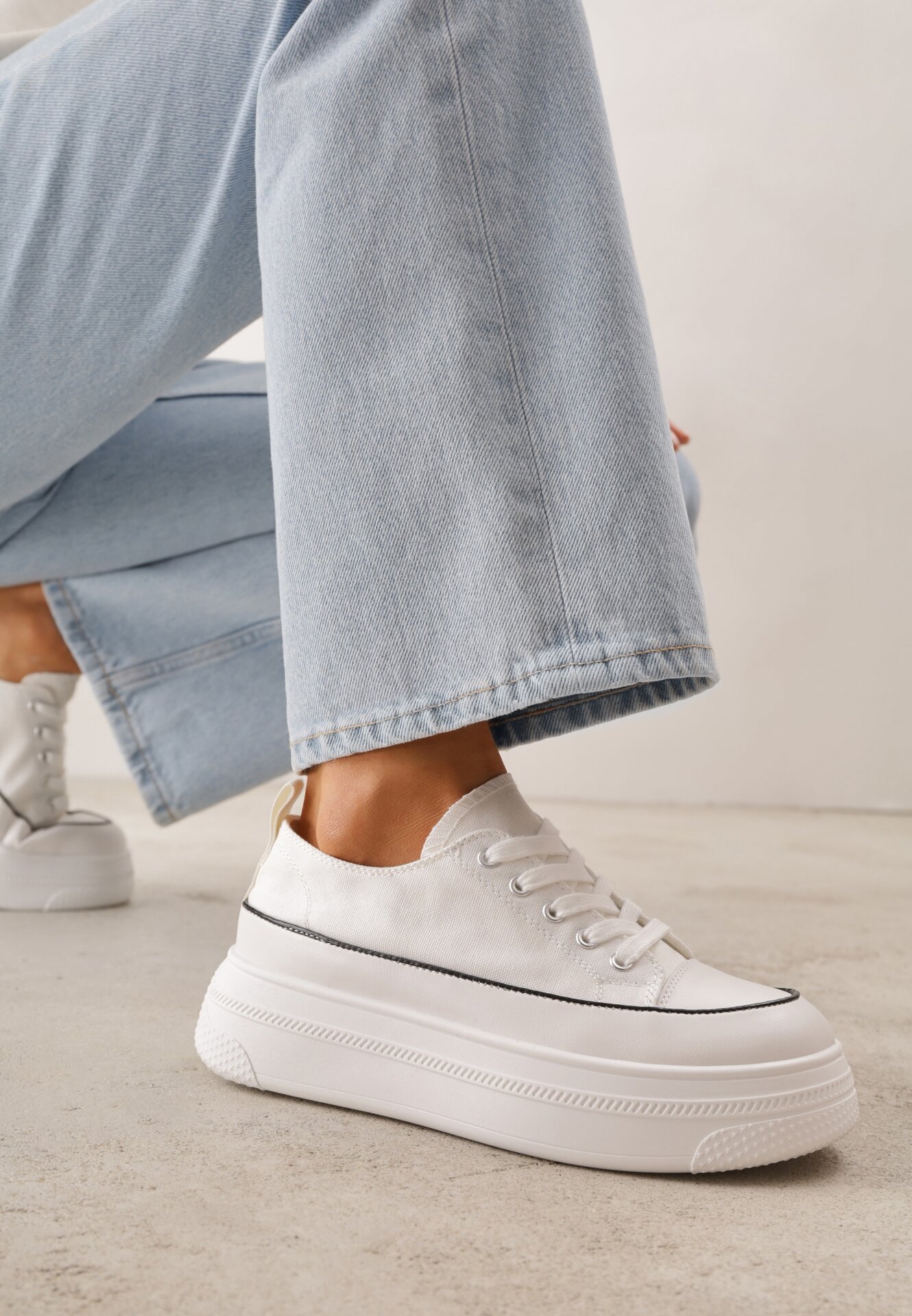 Teniși înalți Albi