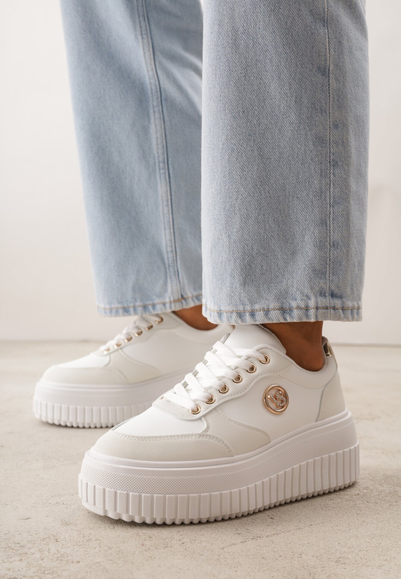 Białe Sneakersy VICES na Żłobionej Podeszwie Zdobione Elegancką Aplikacją Lunatea