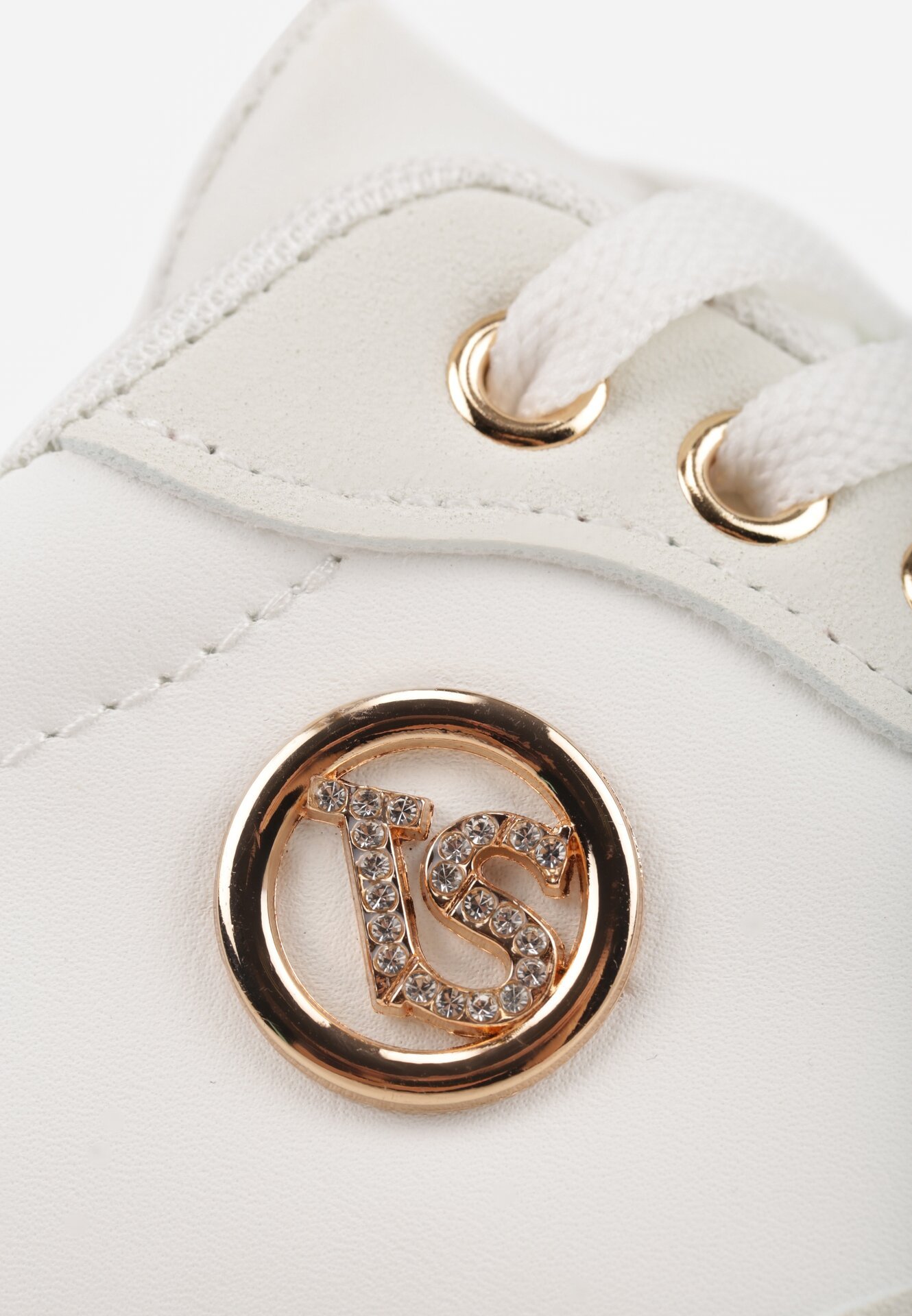 Białe Sneakersy VICES na Żłobionej Podeszwie Zdobione Elegancką Aplikacją Lunatea