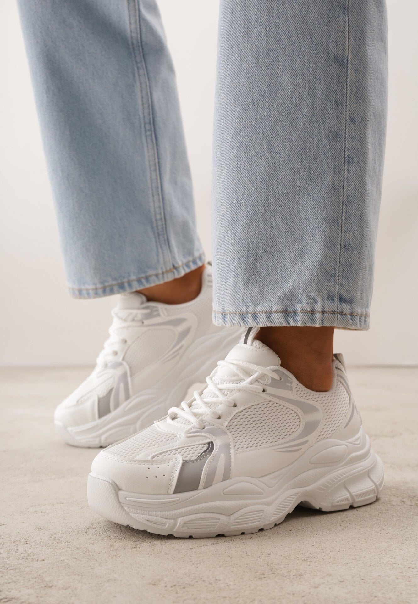 Białe Sneakersy VICES na Grubej Tłoczonej Podeszwie z Perforacją Elanatia