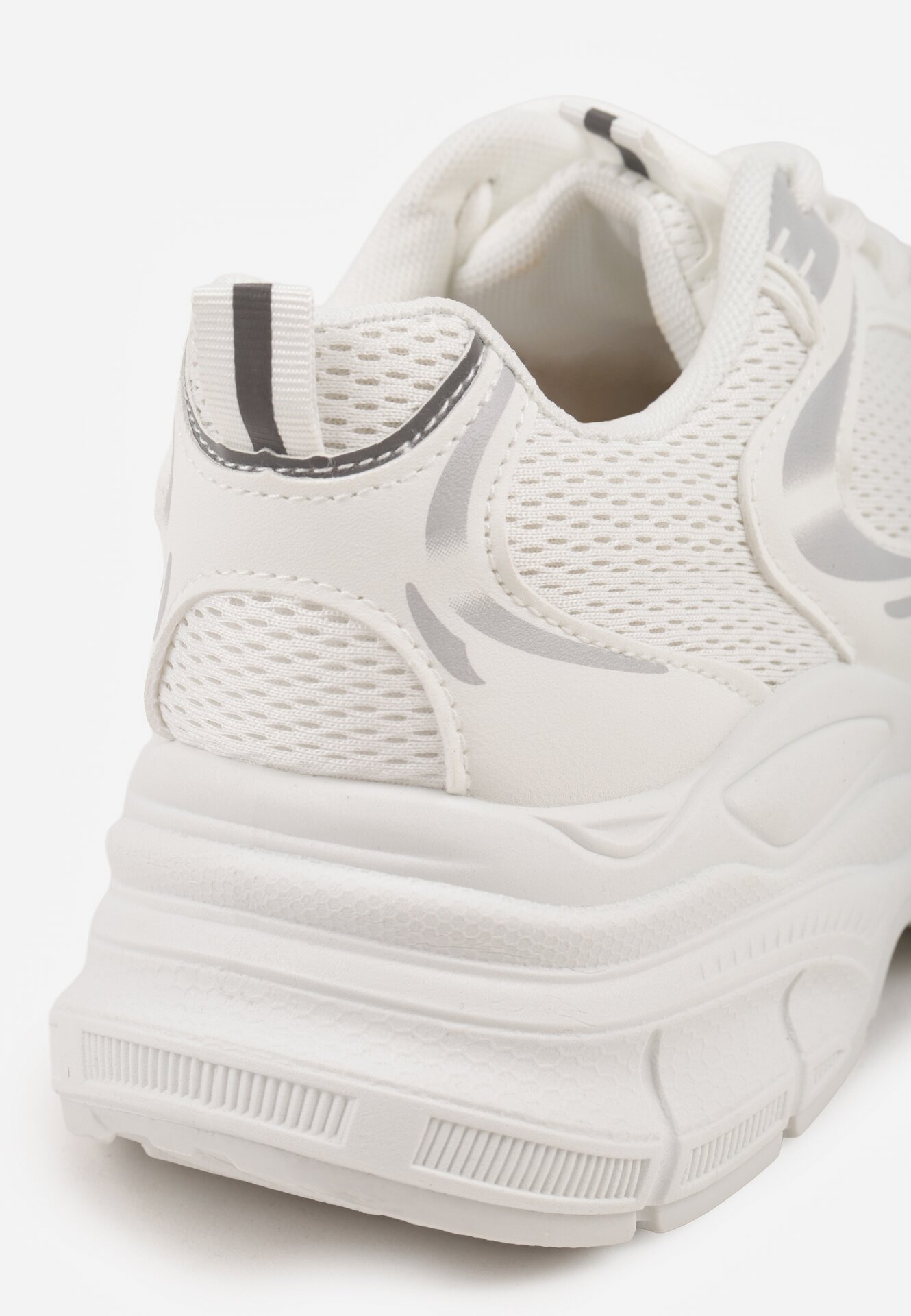 Białe Sneakersy VICES na Grubej Tłoczonej Podeszwie z Perforacją Elanatia