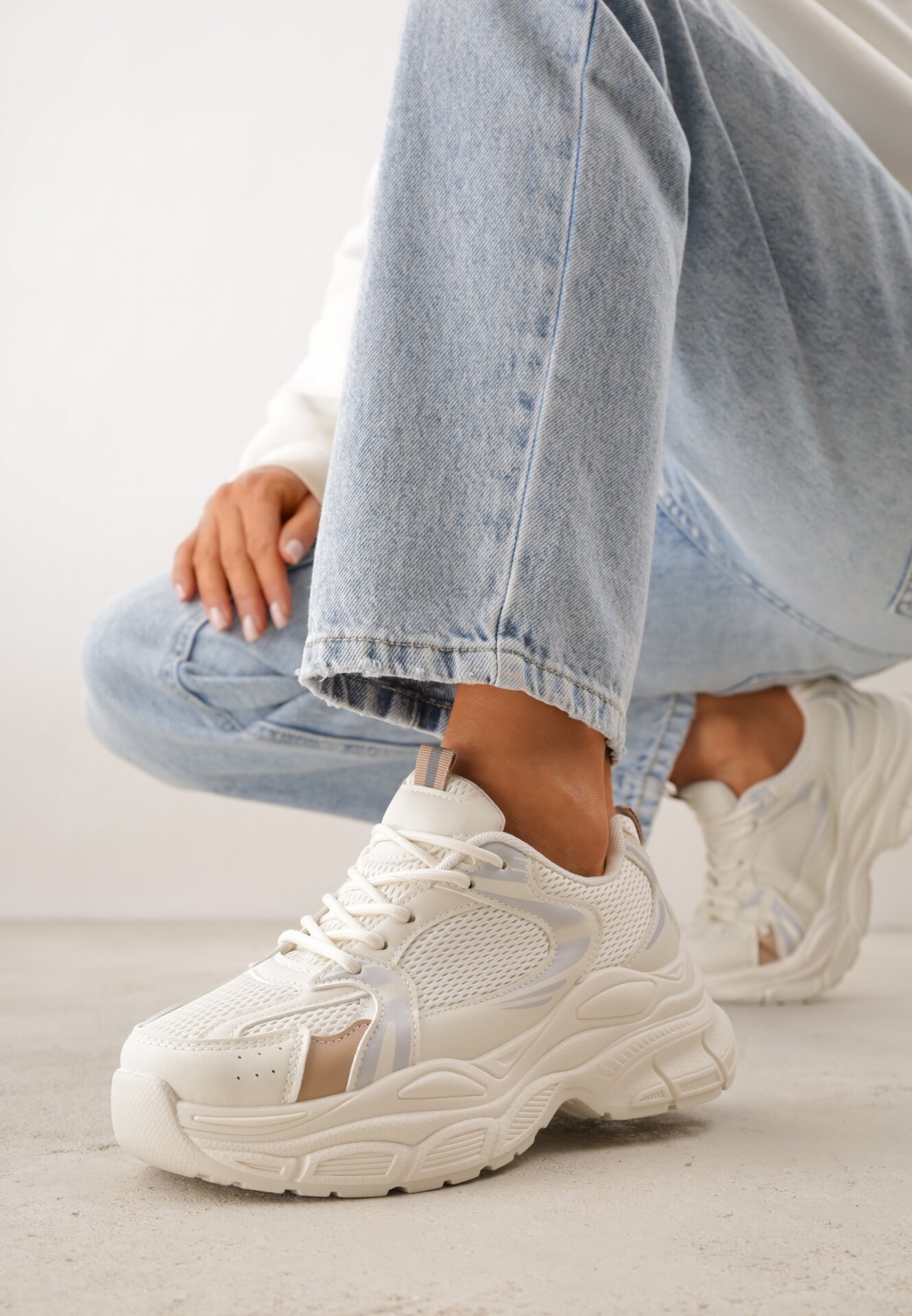 Beżowe Sneakersy VICES na Grubej Tłoczonej Podeszwie z Perforacją Elanatia