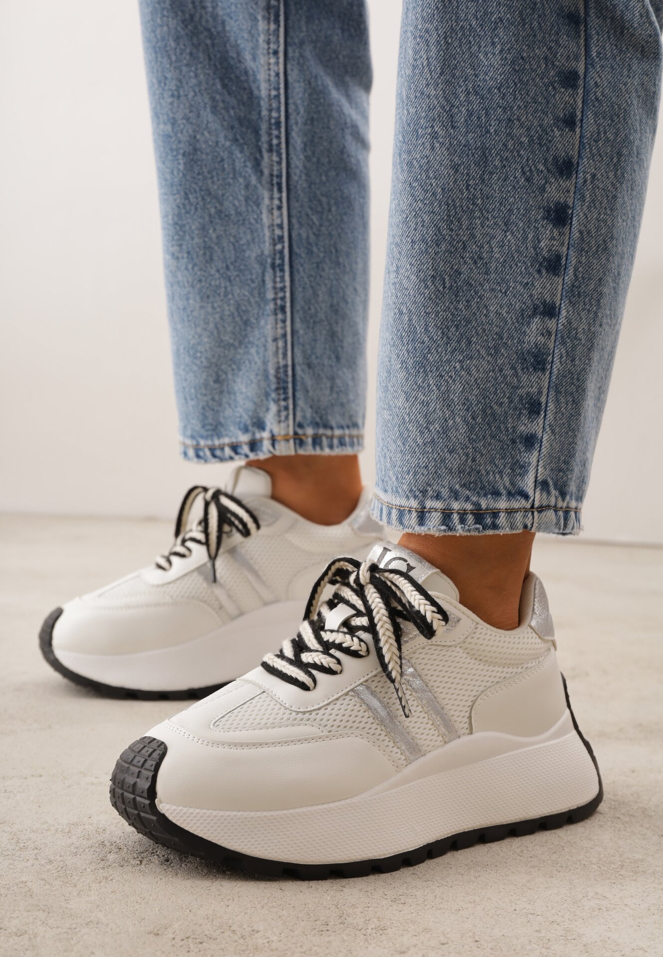 Białe Sneakersy VICES w Stylu Streetwearowym na Grubej Podeszwie Ilinatea