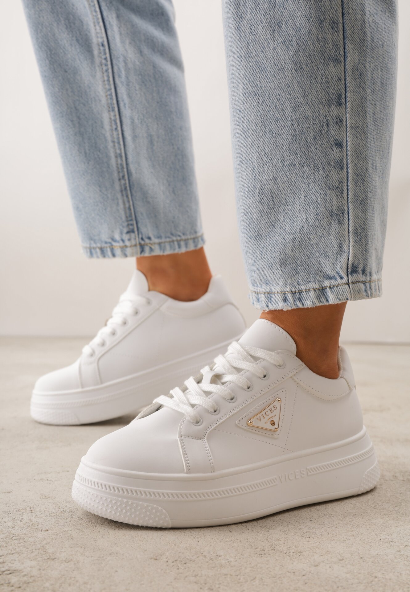 Białe Sneakersy VICES na Grubej Podeszwie z Bieżnikiem Zdobionej Gwiazdką Natevia