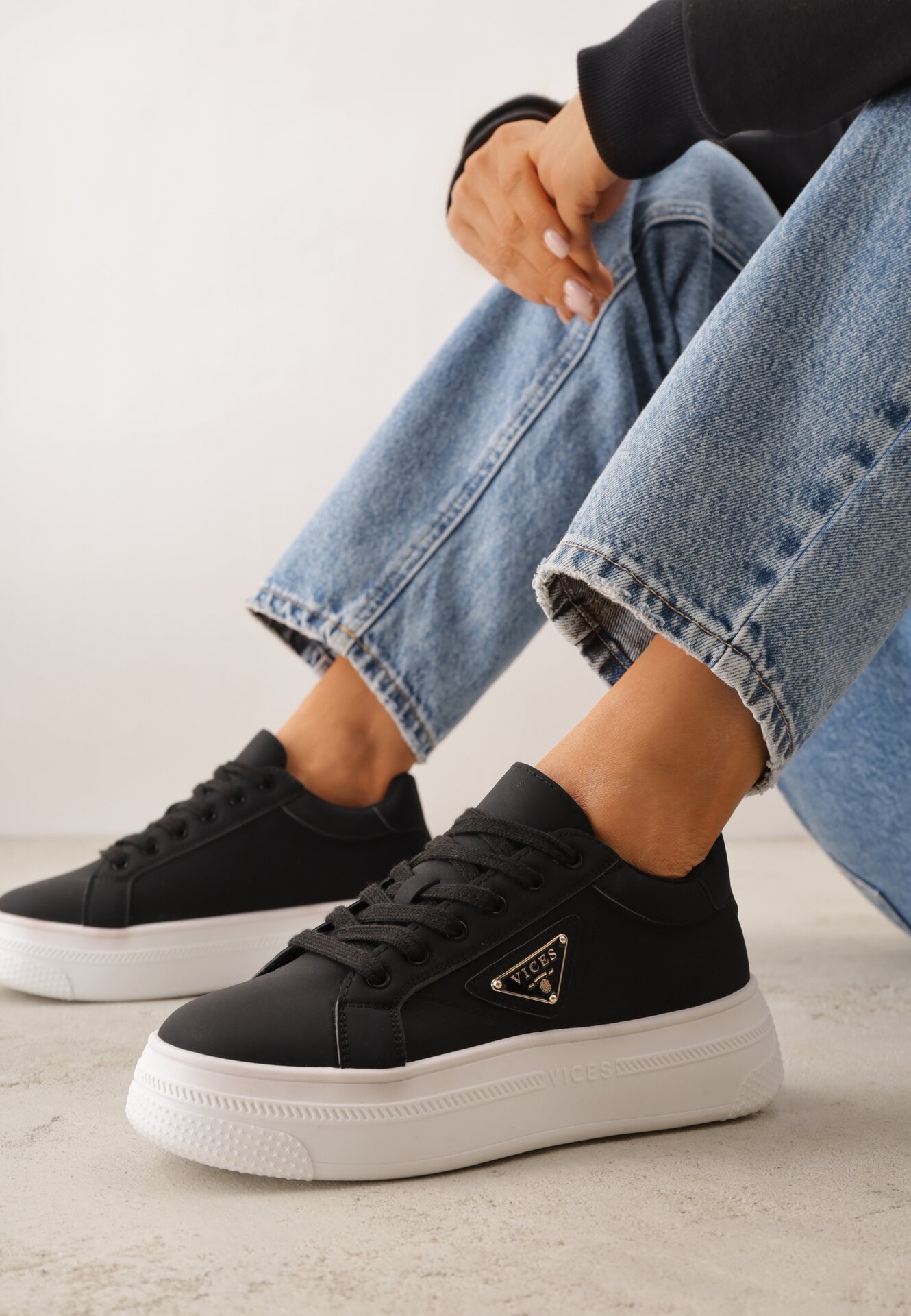 Czarne Sneakersy VICES na Grubej Podeszwie z Bieżnikiem Zdobionej Gwiazdką Natevia