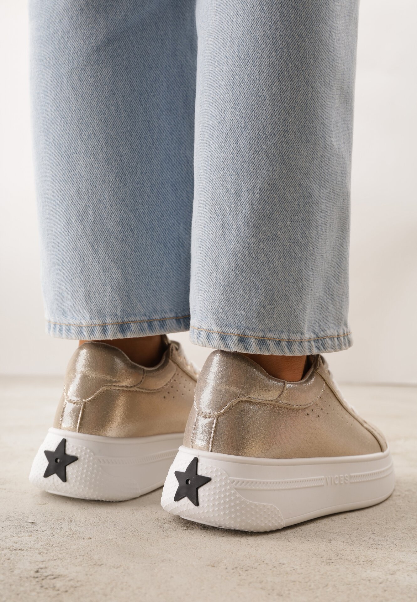 Złote Sneakersy VICES z Metaliczną Wstawką Perforacją i Gwiazdą Edanatia