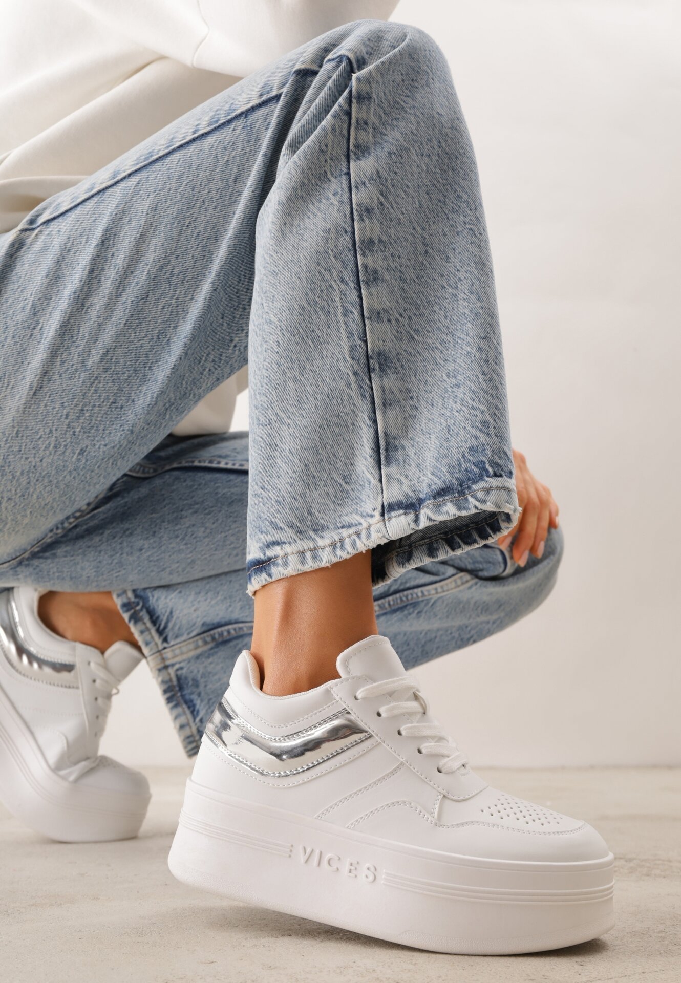 Biało-Srebrne Sneakersy VICES na Grubej Podeszwie z Przeszyciami i Tłoczeniem Berolle