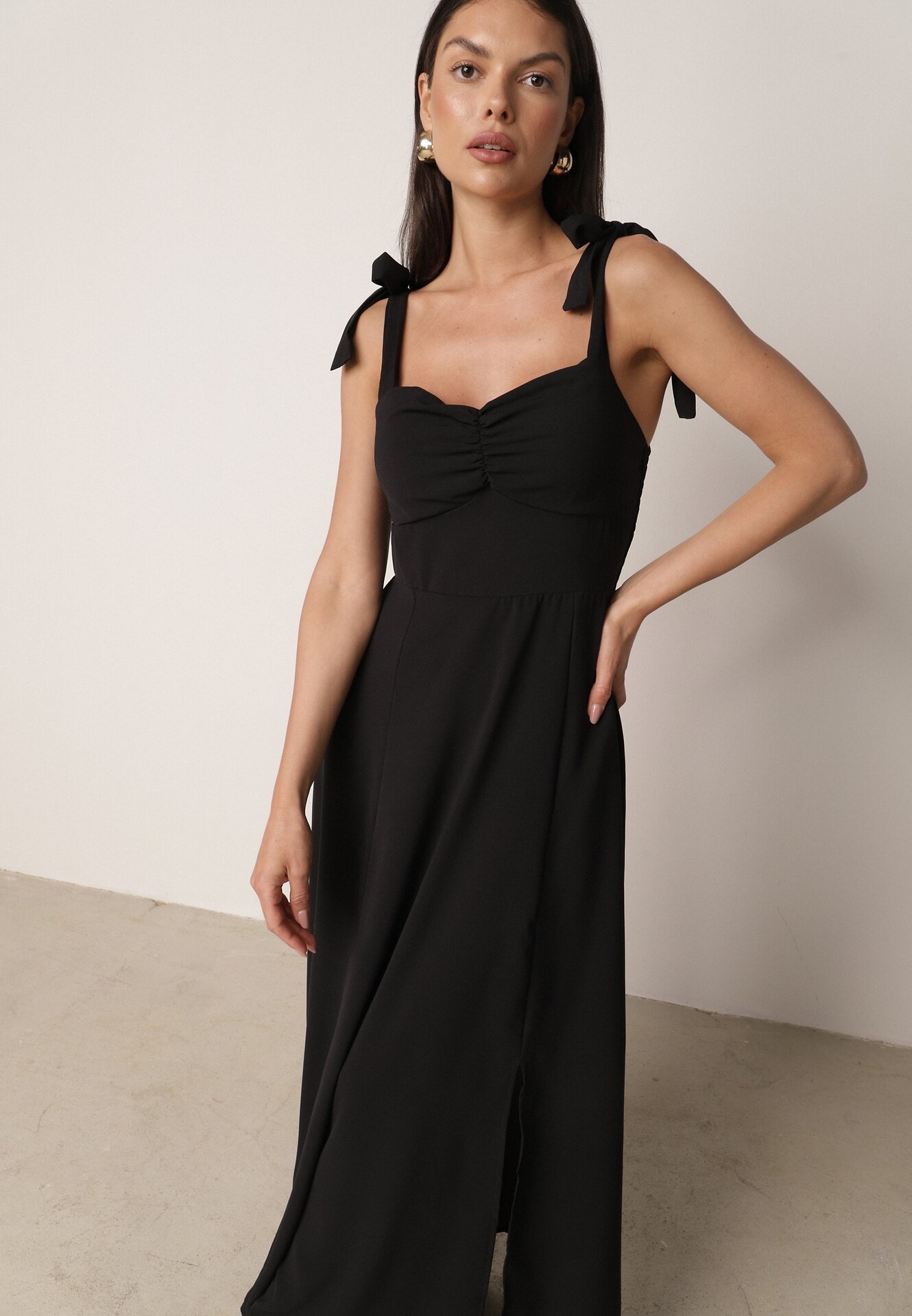 Rochie Neagră Cloș cu bretele legate cu șliț Kalora