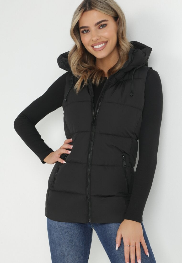 Vestă Neagră Matlasată cu Glugă Destica