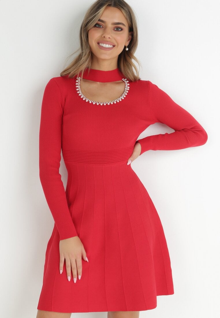 Rochie roșie cu decupaj la decolteu cu zirconii și perle Vari