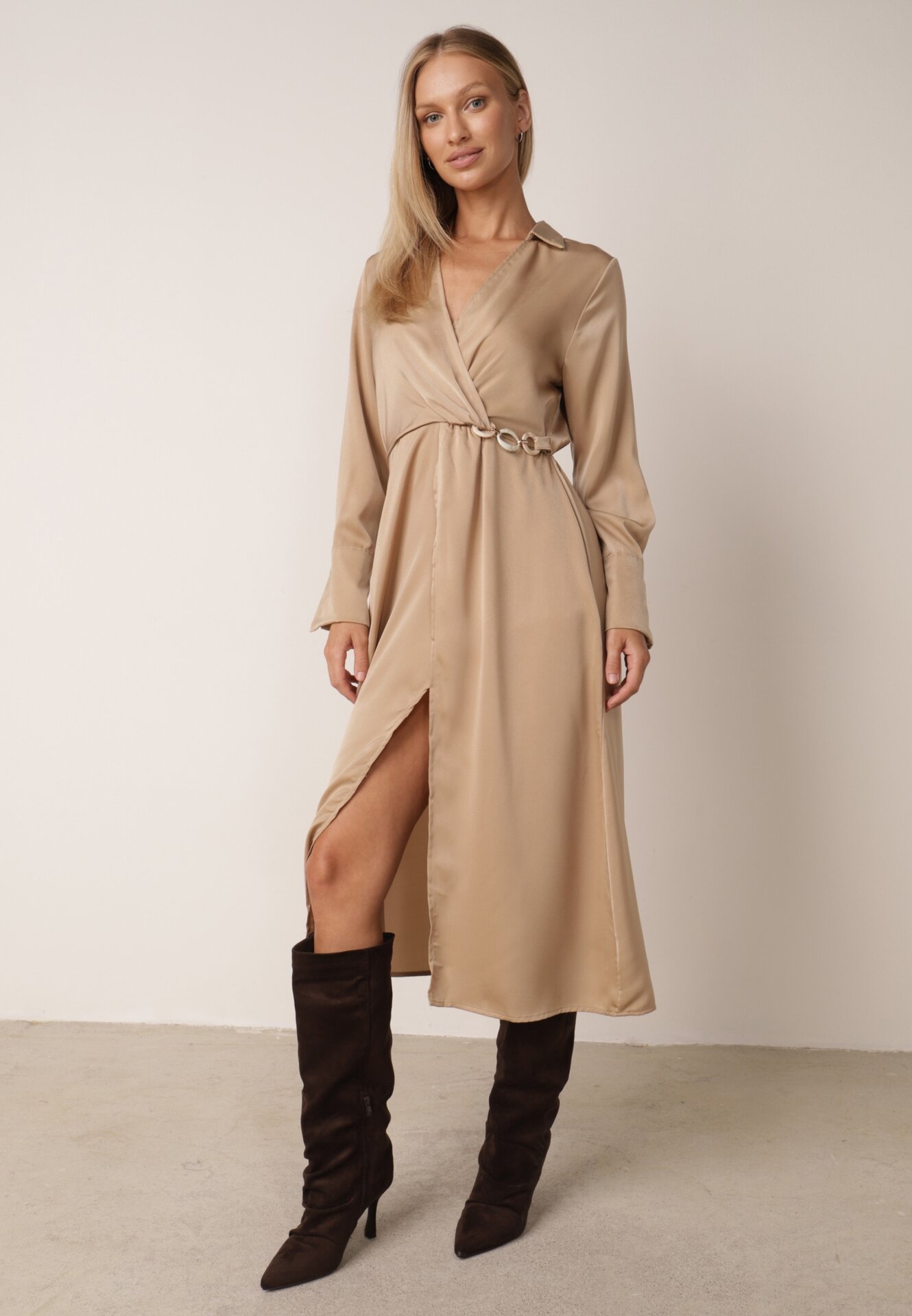 Rochie Bej De Satin Midi cu Decolteu Petrecut și Guler Hartho