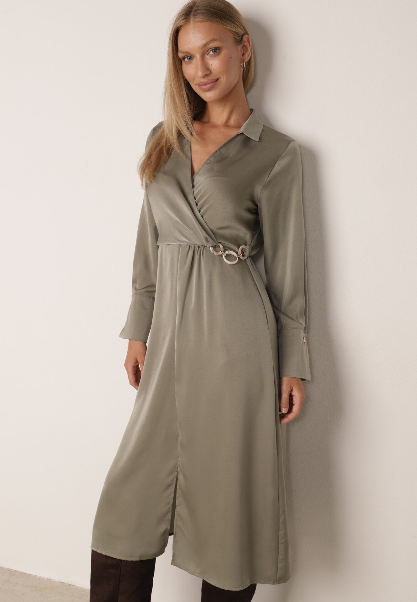 Rochie verde midi din satin cu decolteu petrecut și guler Hartho