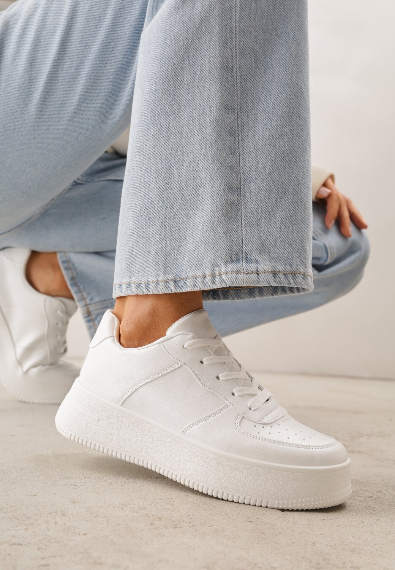 Sneakersi Albi pe Platformă cu Talpă Striată și Perforații Artie