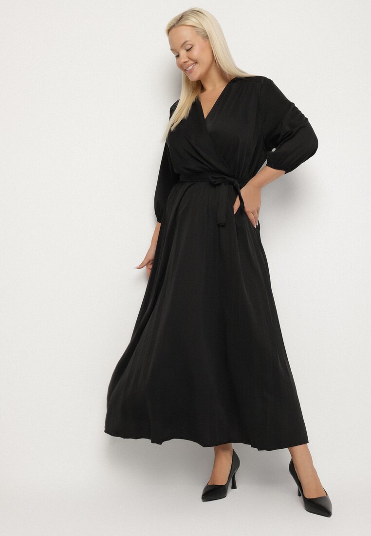 Rochie Negru Plisată Maxi cu Decolteu Plic și Cordon în Talie Lariah
