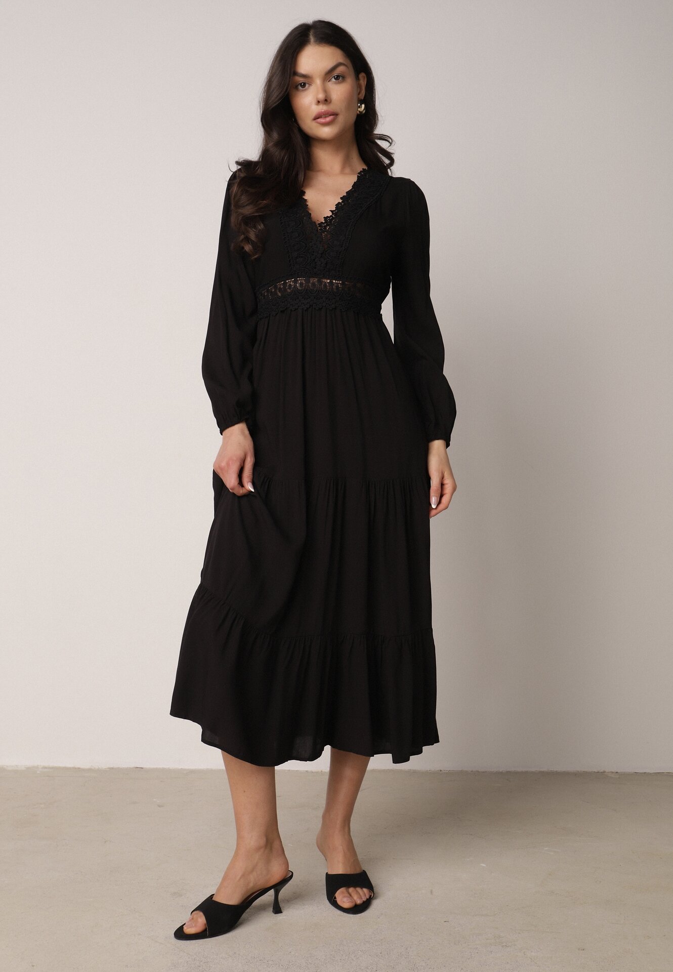 Rochie Evazată Neagră cu Dantelă Brightyn