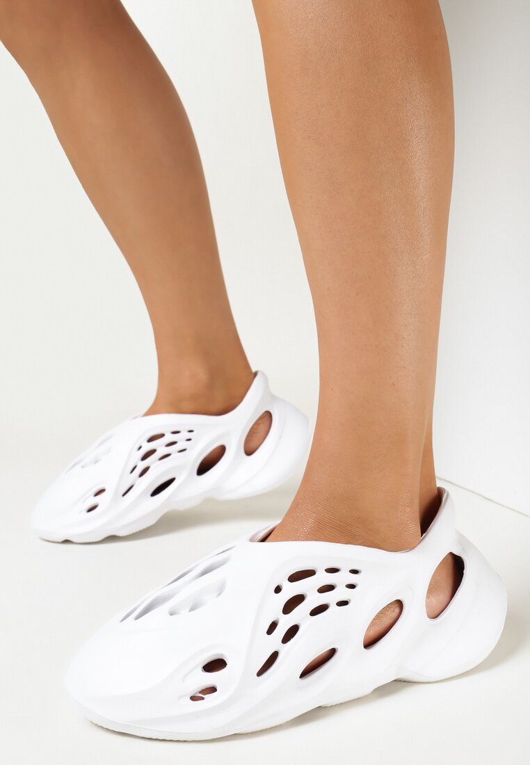 Adidași Albi cu Spumă Decorați cu Decupaje Harelle