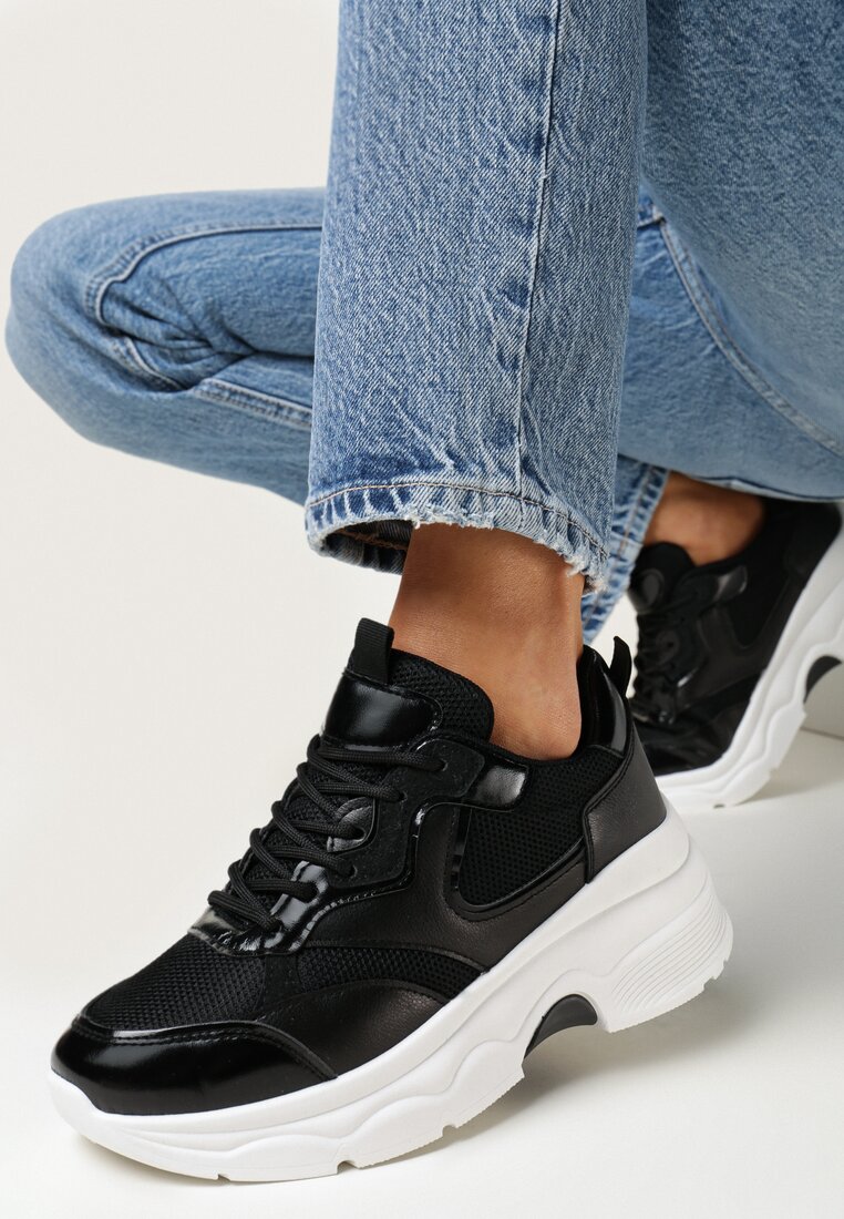 Adidași Negri pe Talpă Groasă cu Inserții Lăcuite Fryda