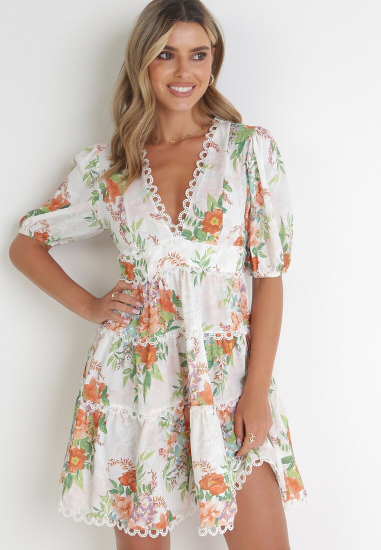 Rochie Albă Evazată Mini cu Imprimeu Floral cu Dantelă la Decolteu și Volane Daninia