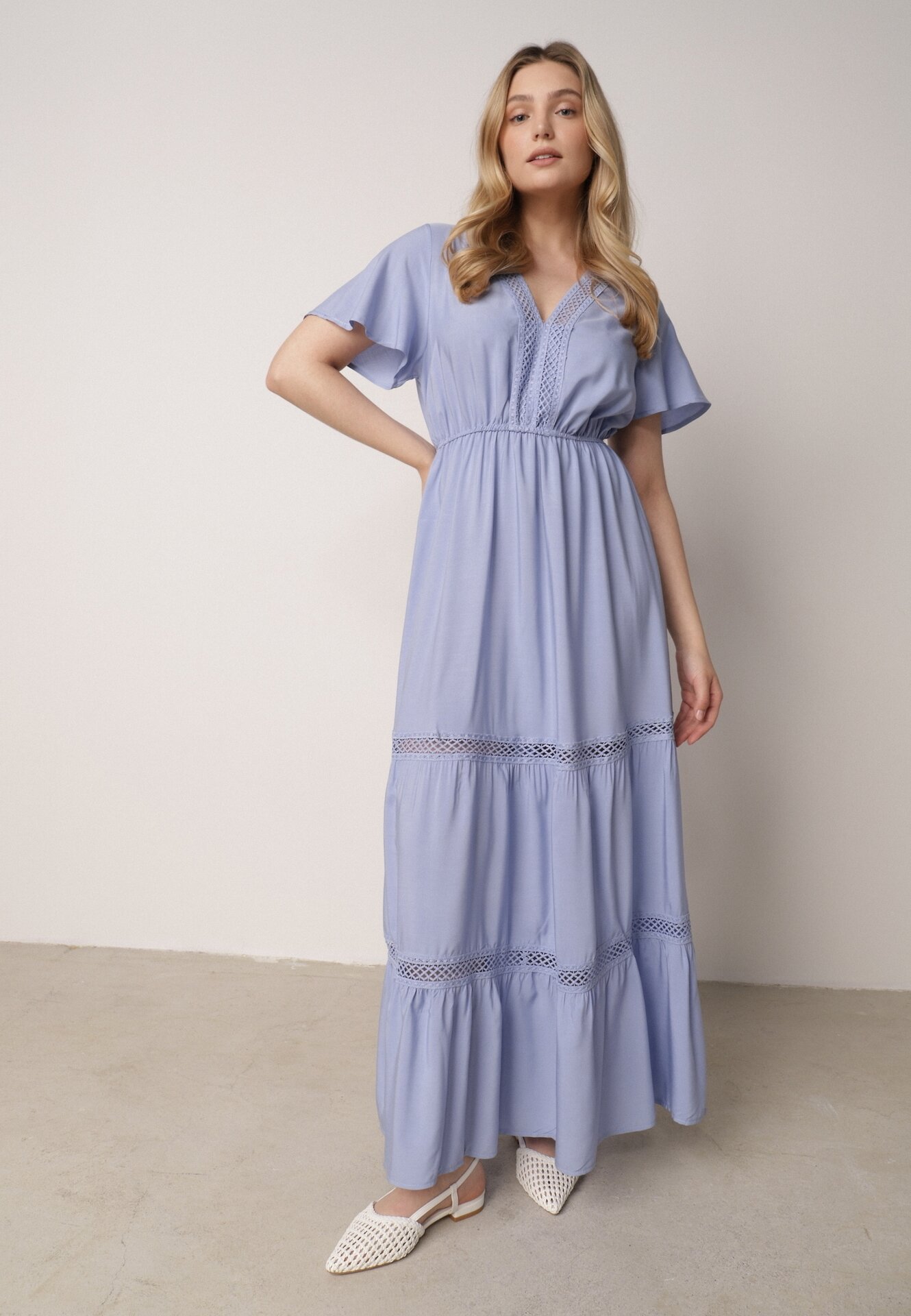 Rochie Maxi albastră deschisă cu elastic în talie și inserții din dantelă Anandia