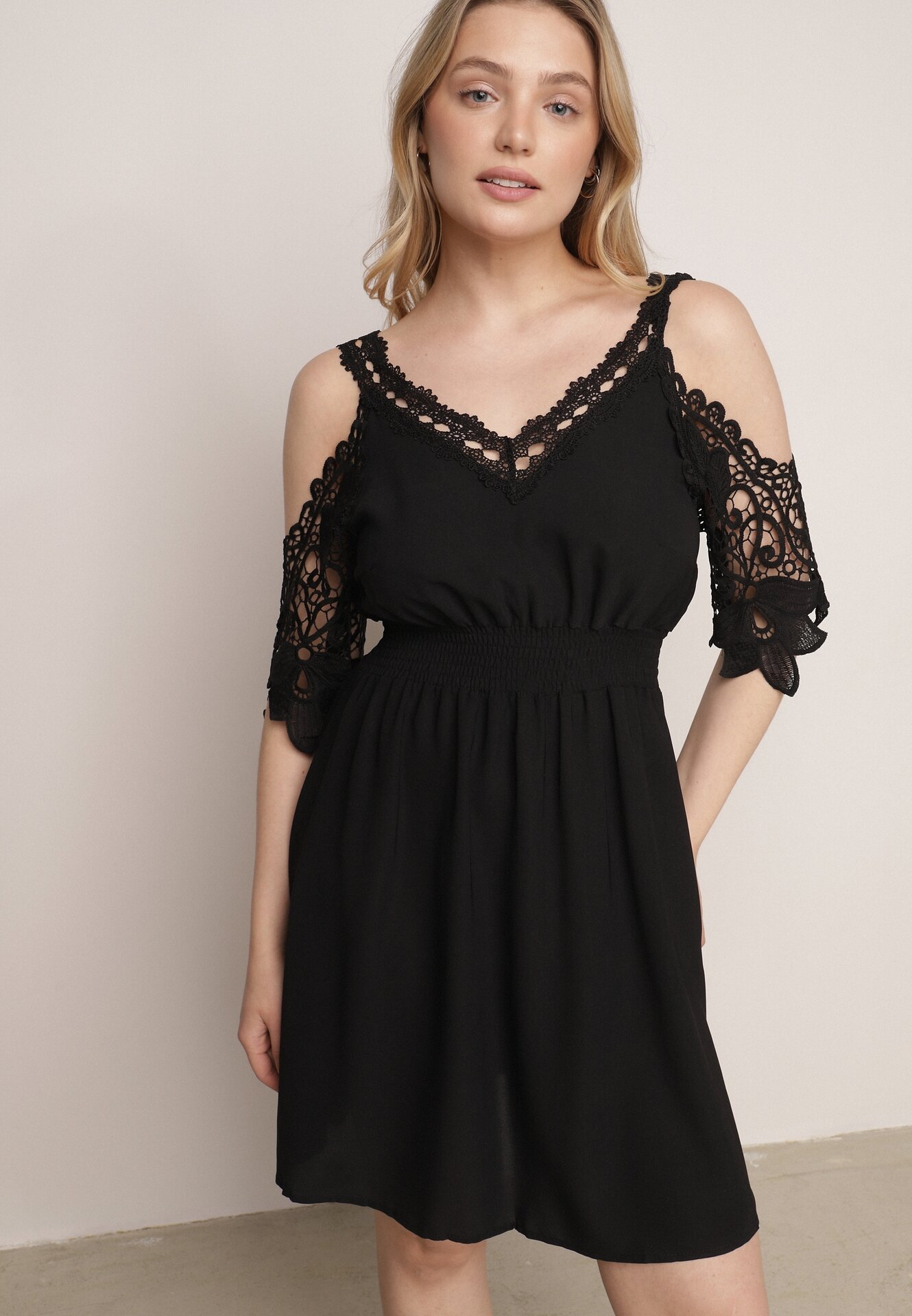 Rochie neagră Mini stil spaniol cu bretele, cu mâneci din dantelă și elastic în talie Giovati