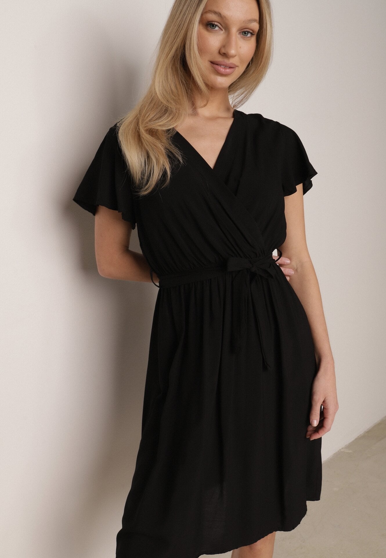 Rochie Neagră din Vâscoză și cu Curea Legată Gariela