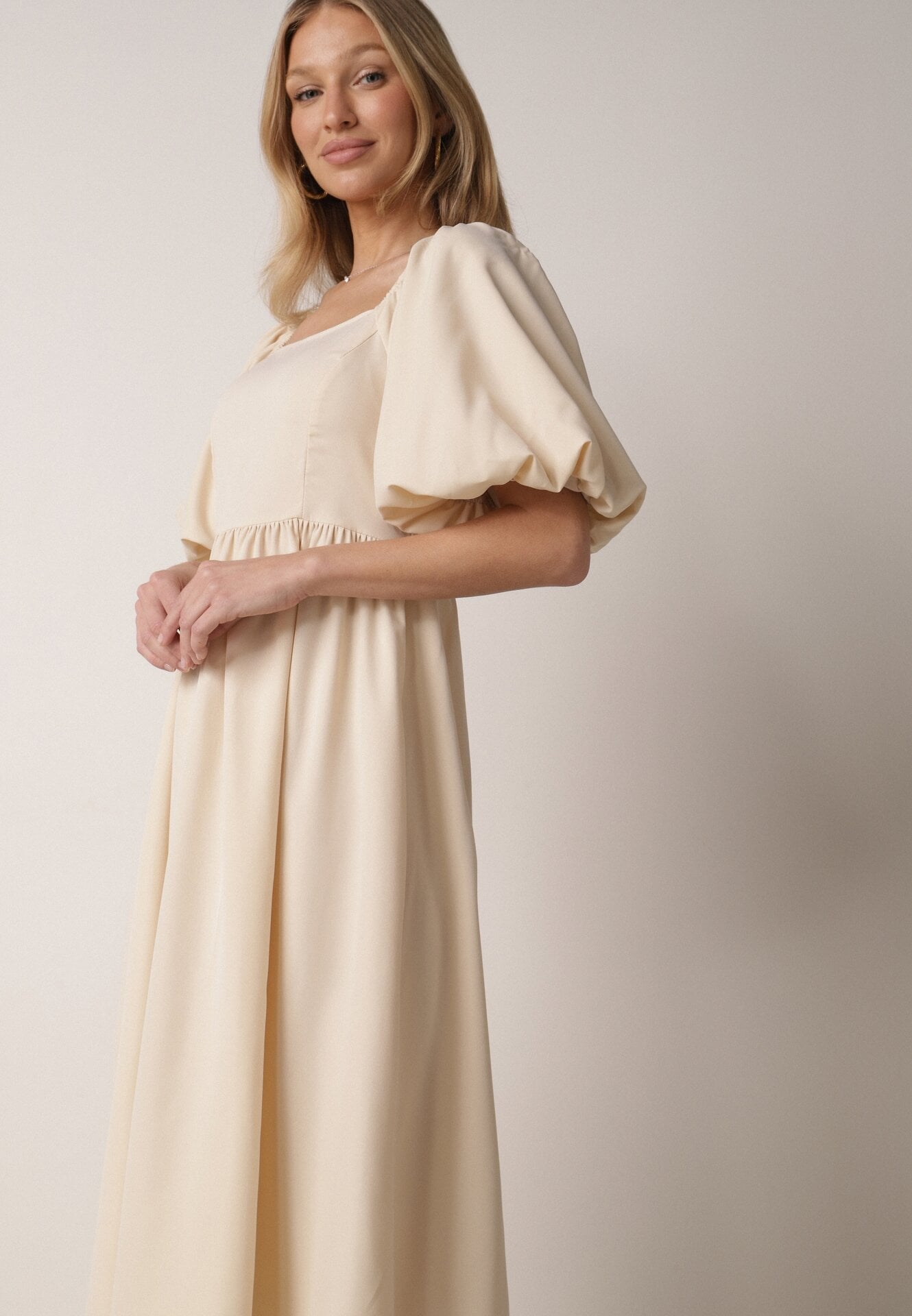 Rochie Cloș Midi Bej cu Mâneci Bufante și Decolteu Pătrat Ceania