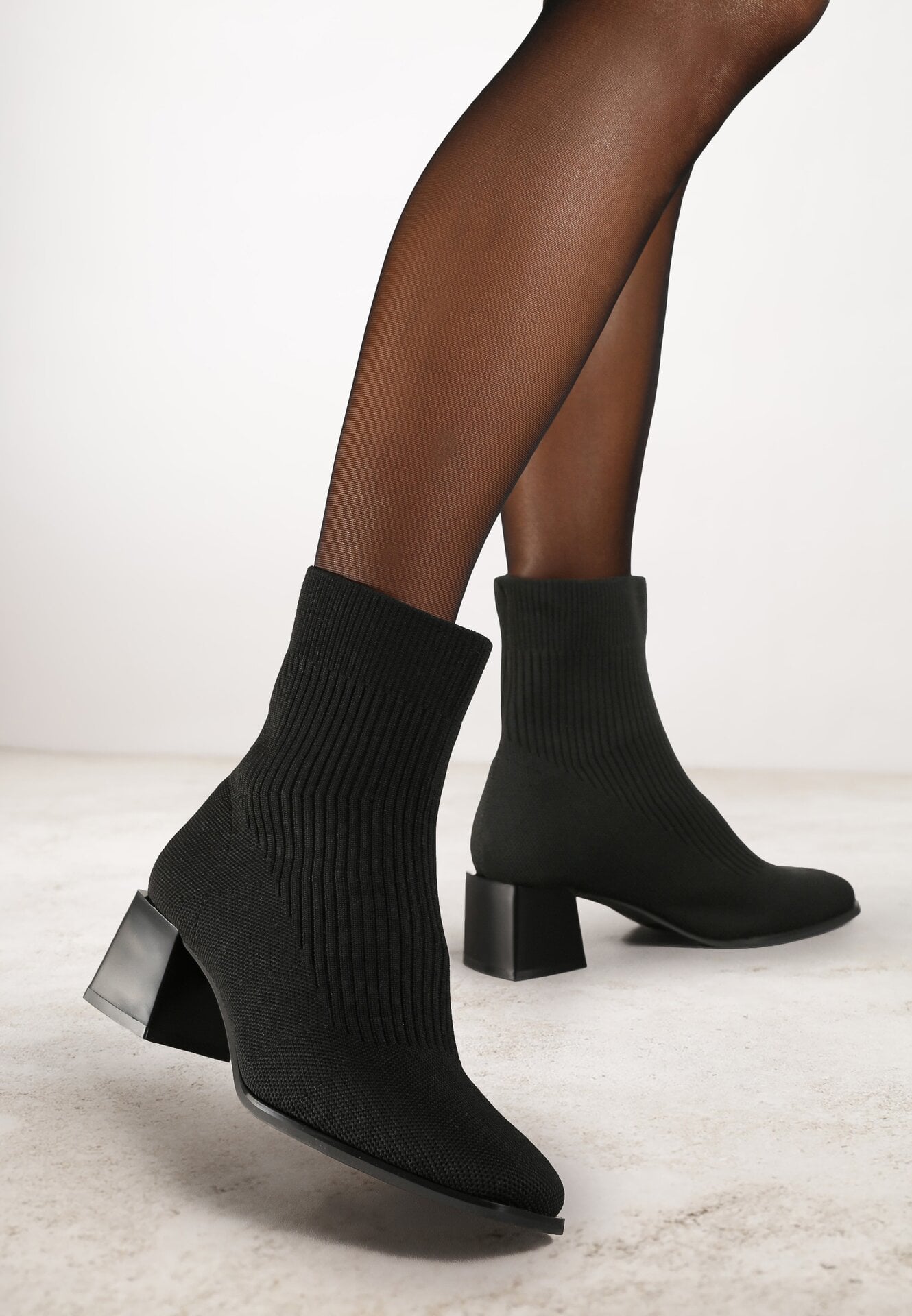 Botine negre cu carâmb elastic peste gleznă pe toc geometric Amori