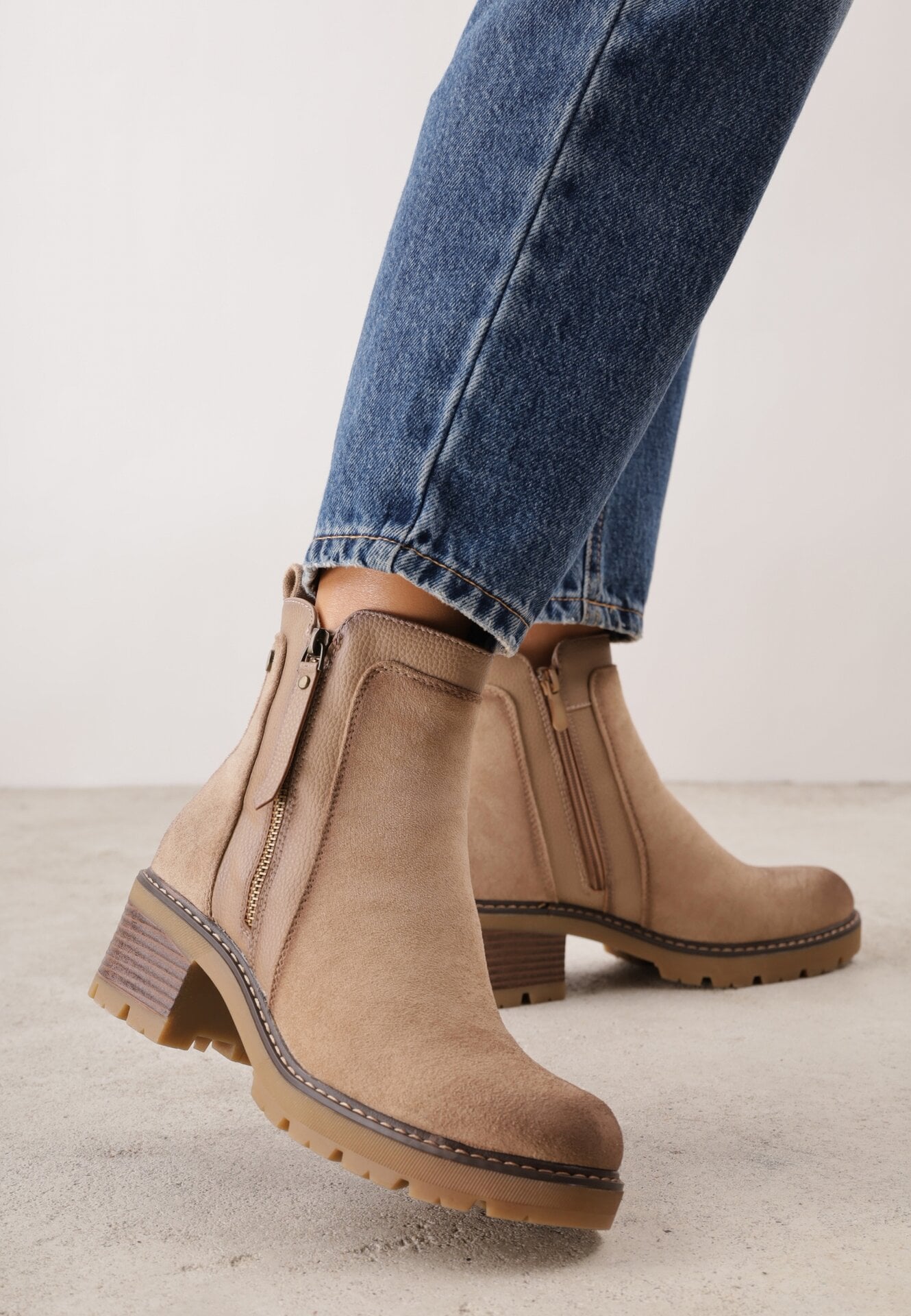 Botine Bej cu fermoar decorativ din imitație piele întoarsă Avronie