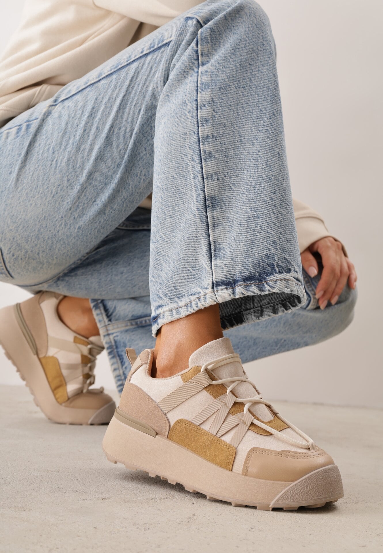 Adidași Bej Închis pe talpă plată groasă din imitație de piele întoarsă decorați cu inserții din piele ecologică Mariatta