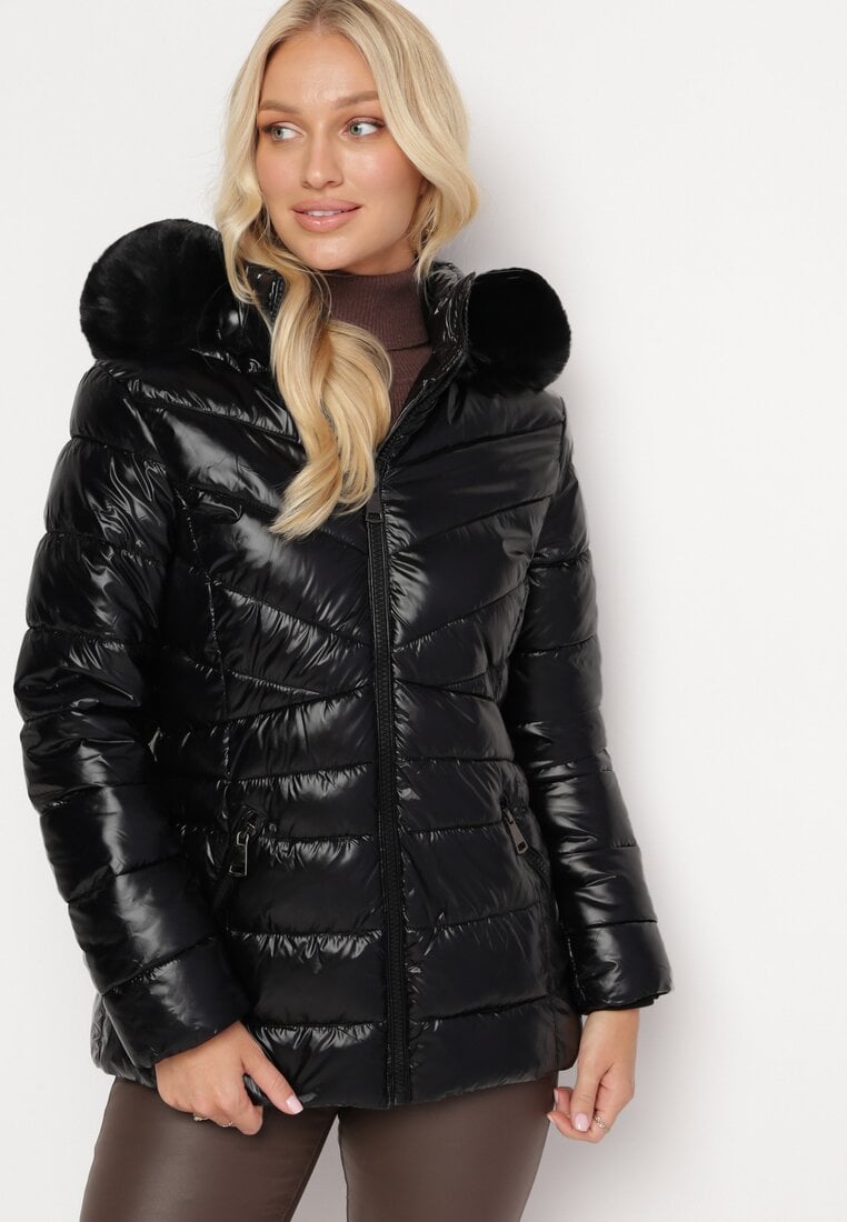Jachetă Neagră cu Matlasare Diagonală și Blană la Glugă Bertteme