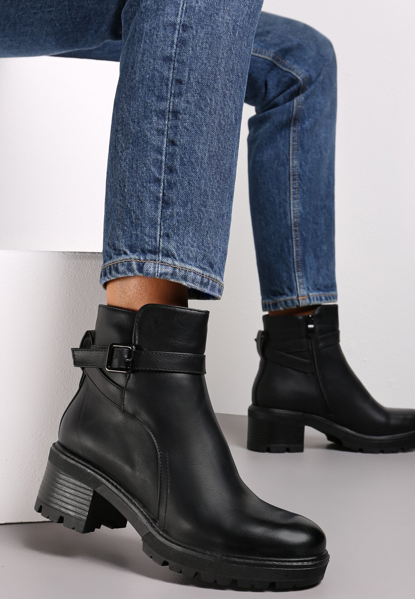 Botine negre cu toc gros, decorate cu o curea cu o cataramă mică Rabell