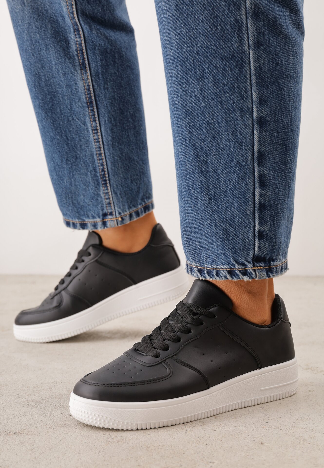 Sneakerși Negru și Alb șiretați Finos