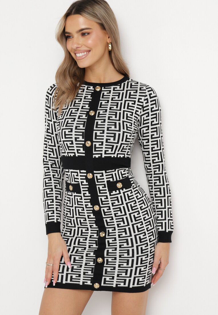 Rochie Mini Tricotată Albă cu Model Geometric Decorată cu Nasturi și Inserții Negre Taiwa