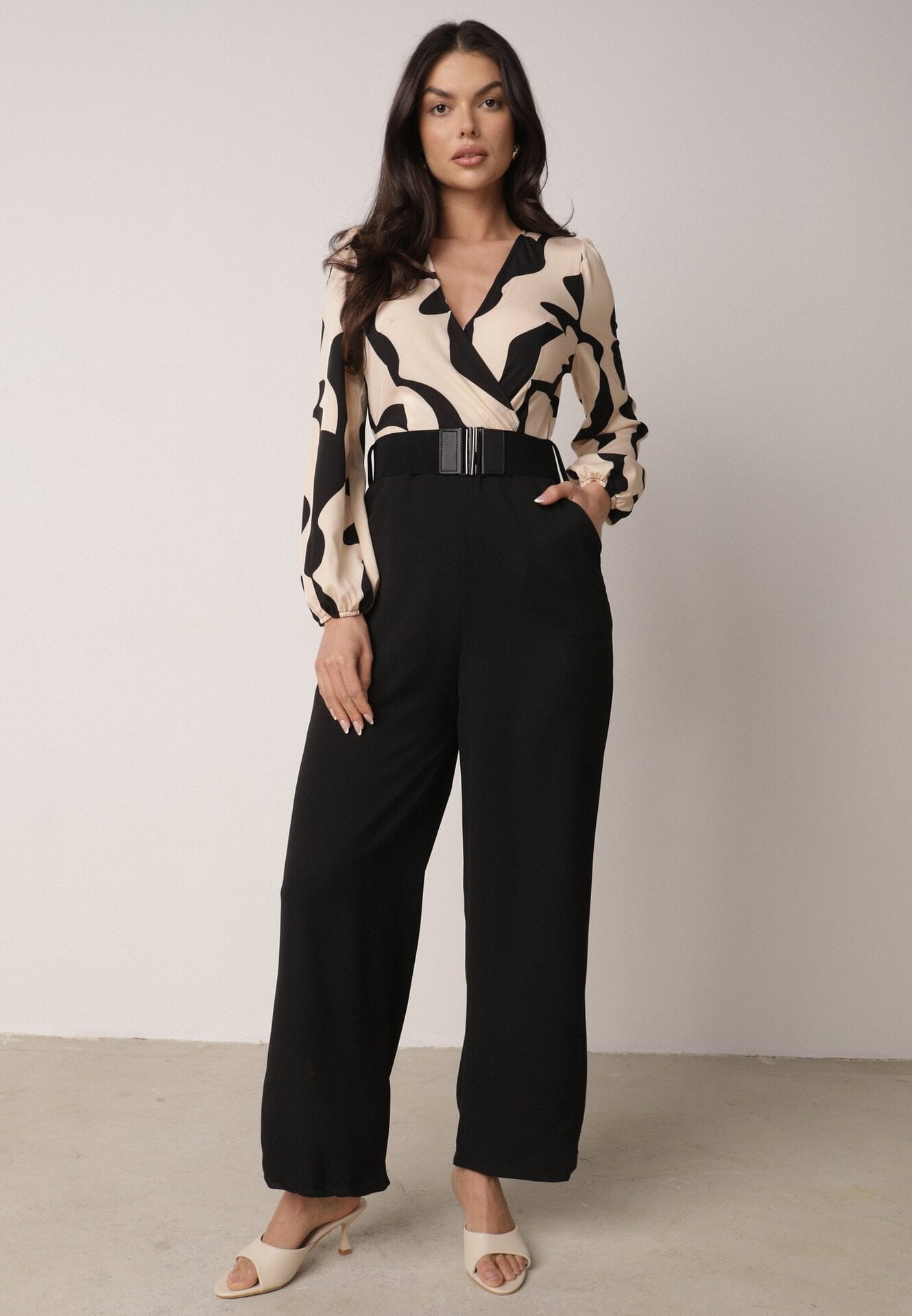 Salopetă Bej cu Decolteu Petrecut și Curea Freselam