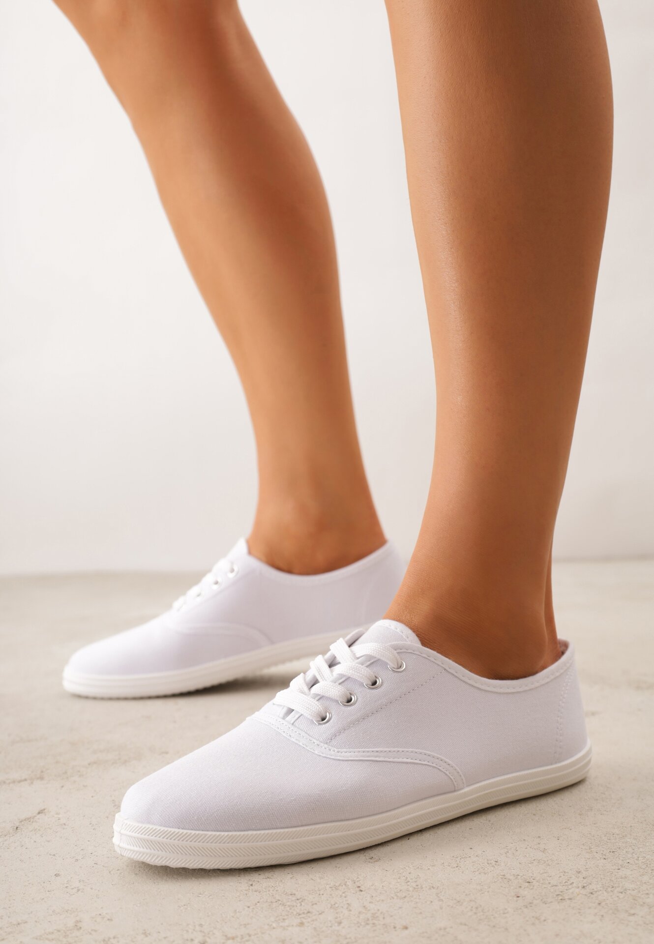 Tenisi Albi cu talpă plată, cu șireturi și vârf rotund Ezoma