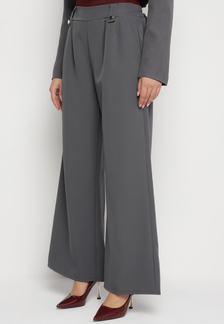 Pantaloni gri închis cu croi evazat larg și pliuri decorative în talie Narimes