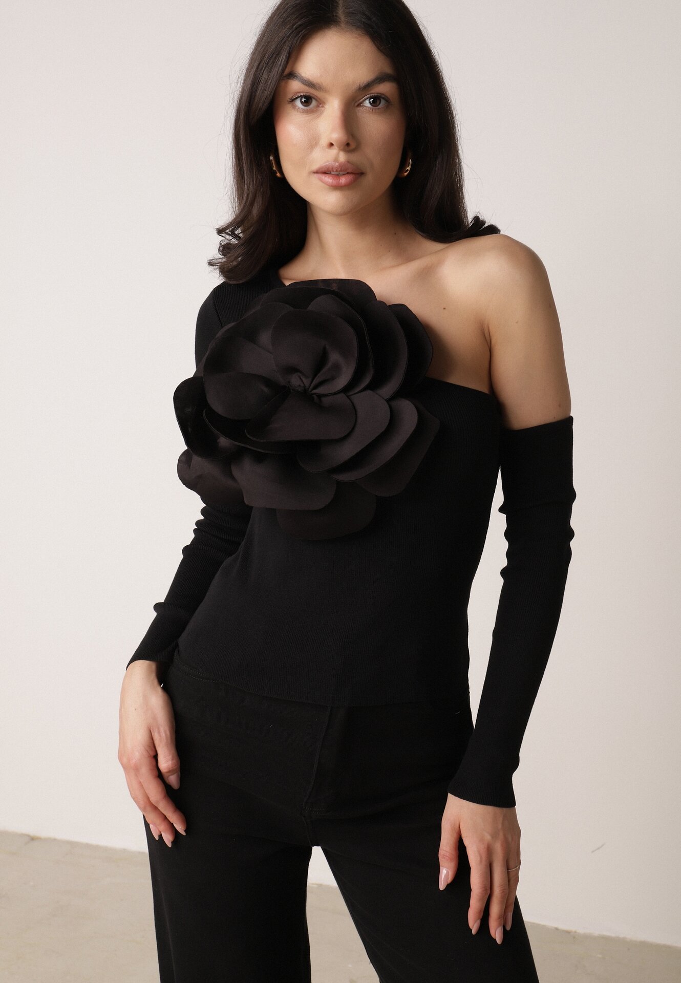 Bluză neagră asimetrică din viscoză reiată cu floare decorativă Badian